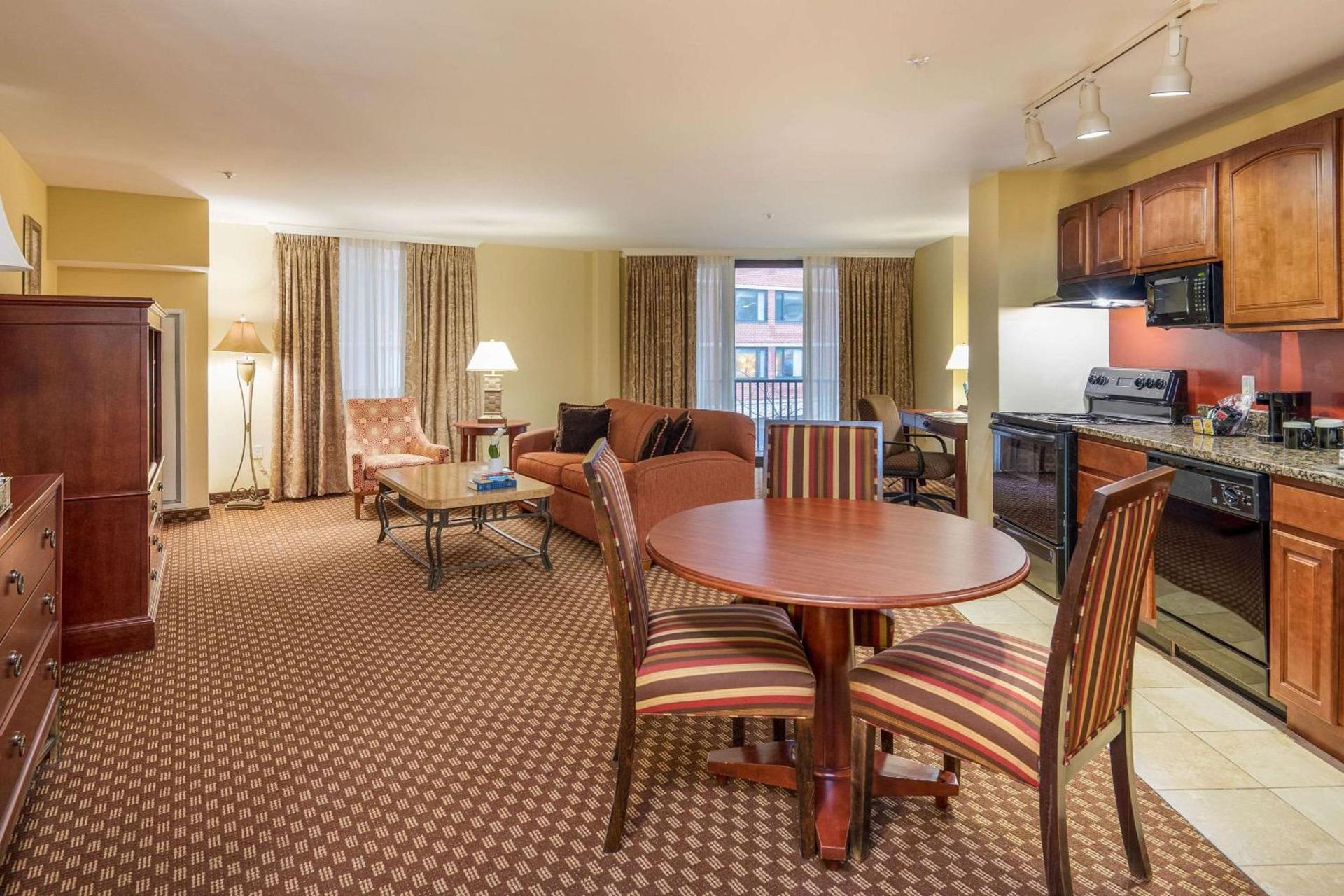 Clarion Collection Hotel Arlington Court Suites photo 28