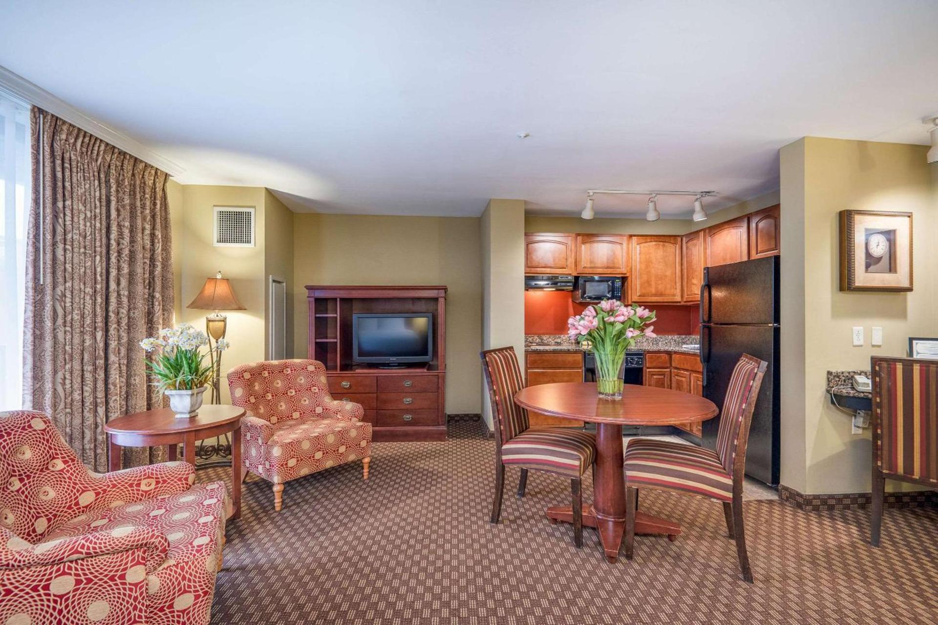 Clarion Collection Hotel Arlington Court Suites photo 30