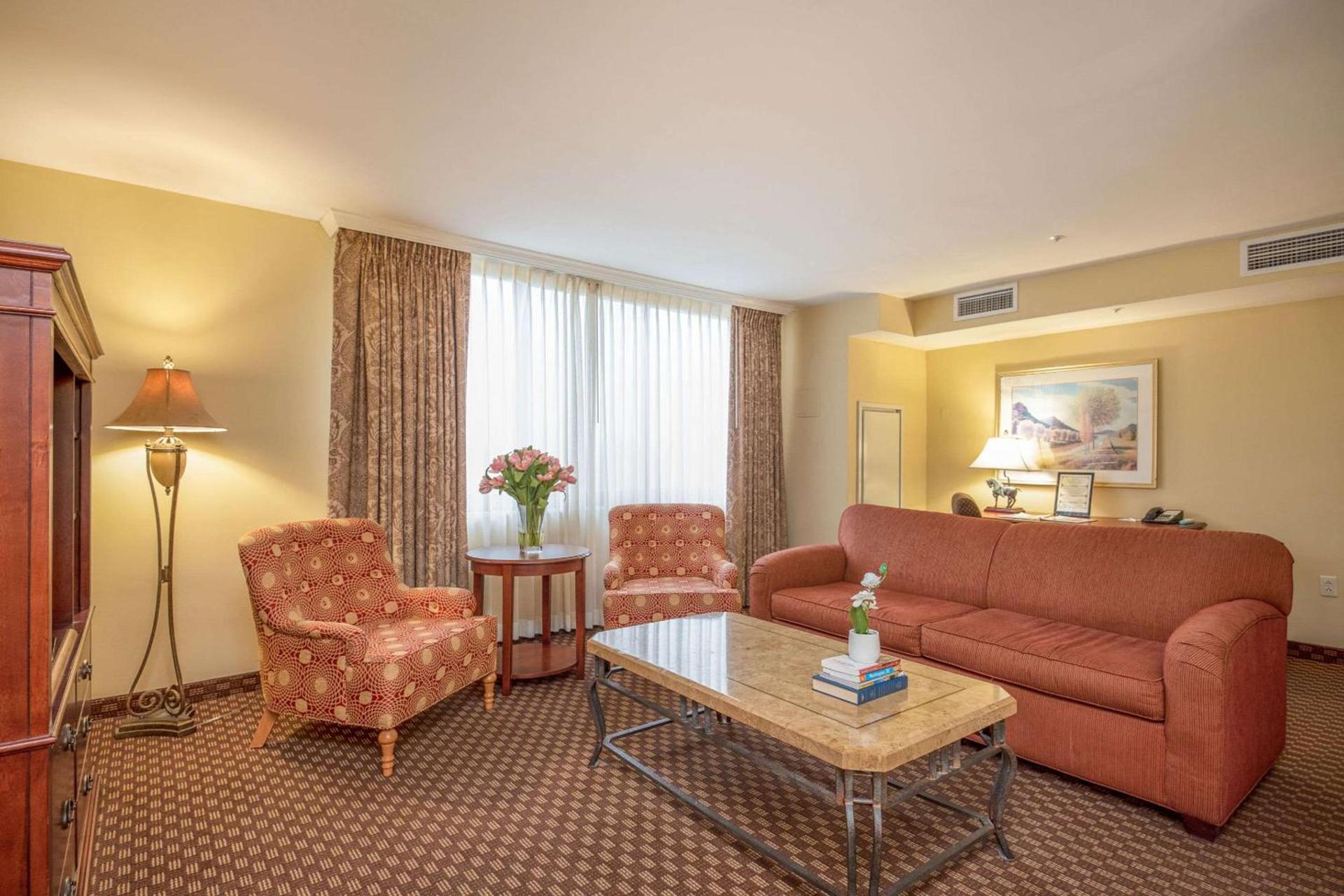 Clarion Collection Hotel Arlington Court Suites photo 32
