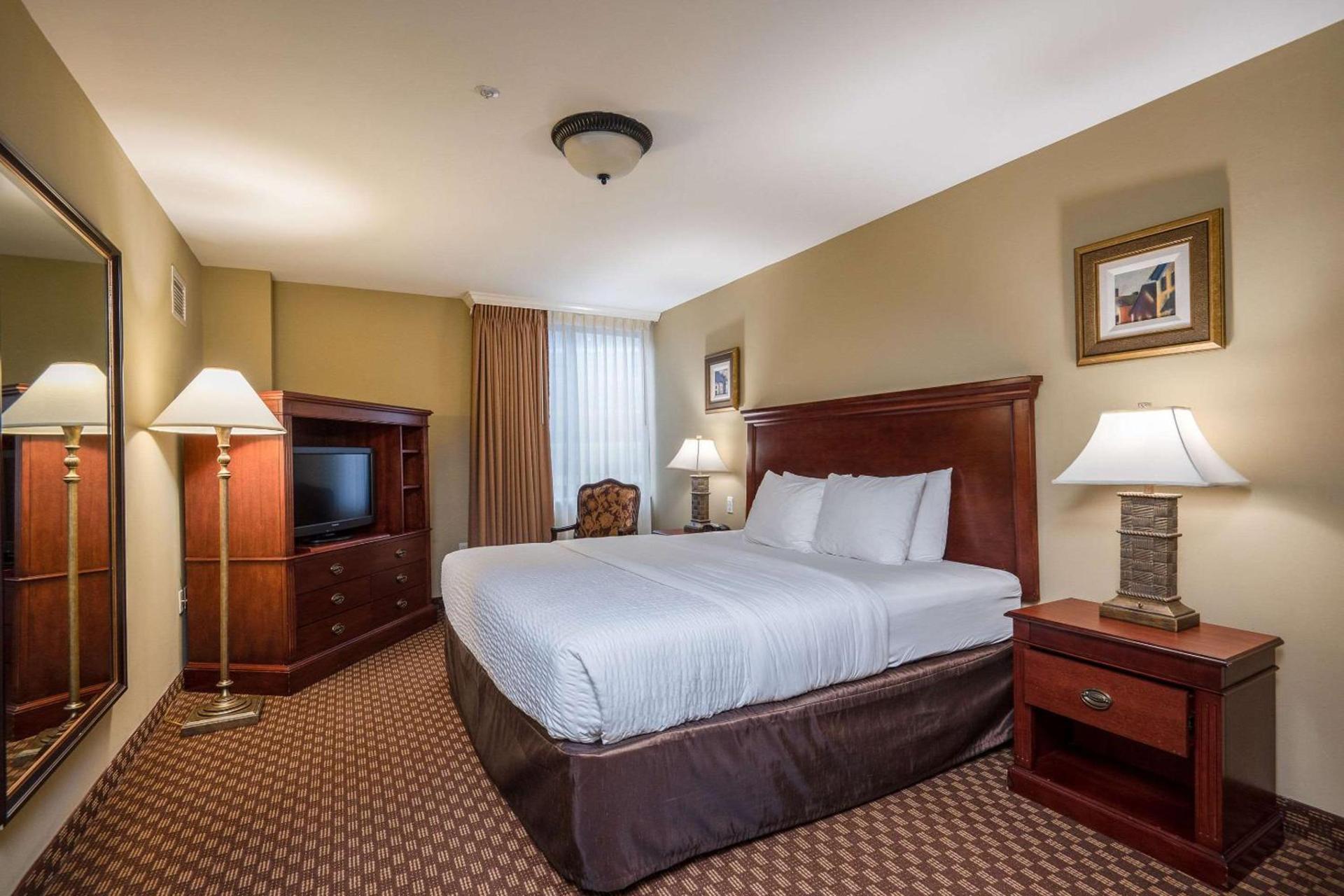 Clarion Collection Hotel Arlington Court Suites photo 34
