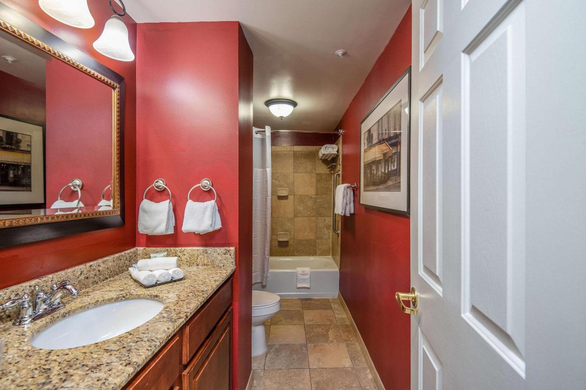 Clarion Collection Hotel Arlington Court Suites photo 40