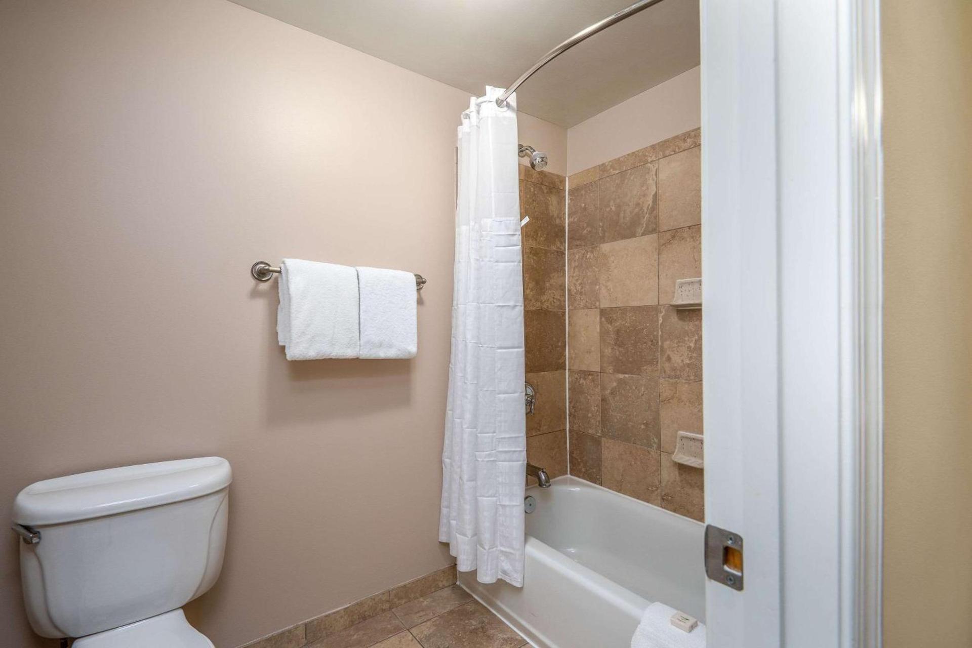 Clarion Collection Hotel Arlington Court Suites photo 38