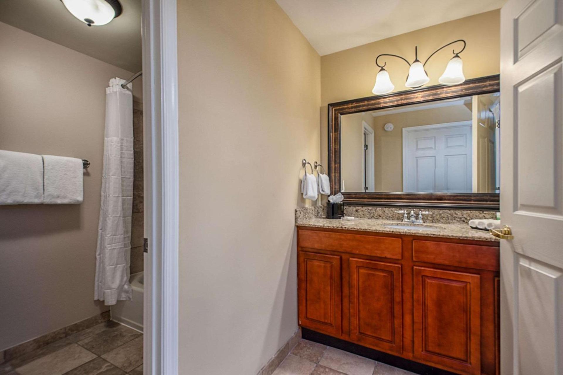 Clarion Collection Hotel Arlington Court Suites photo 39