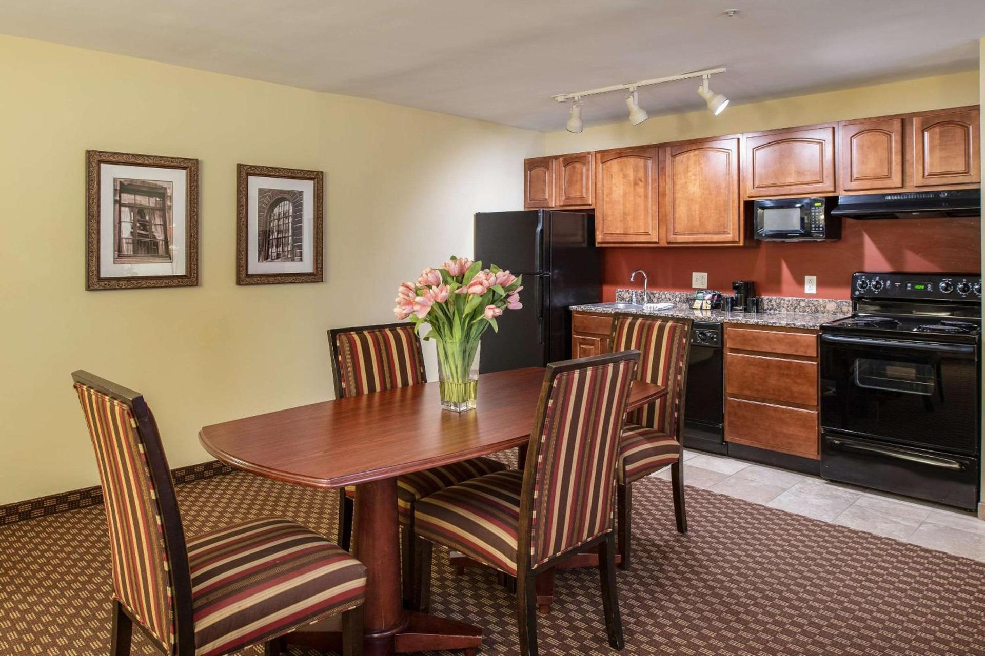 Clarion Collection Hotel Arlington Court Suites photo 37