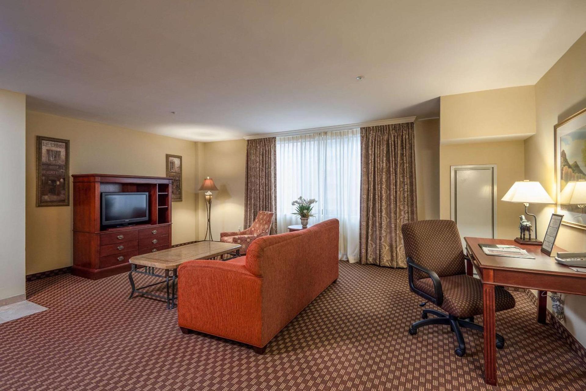 Clarion Collection Hotel Arlington Court Suites photo 35