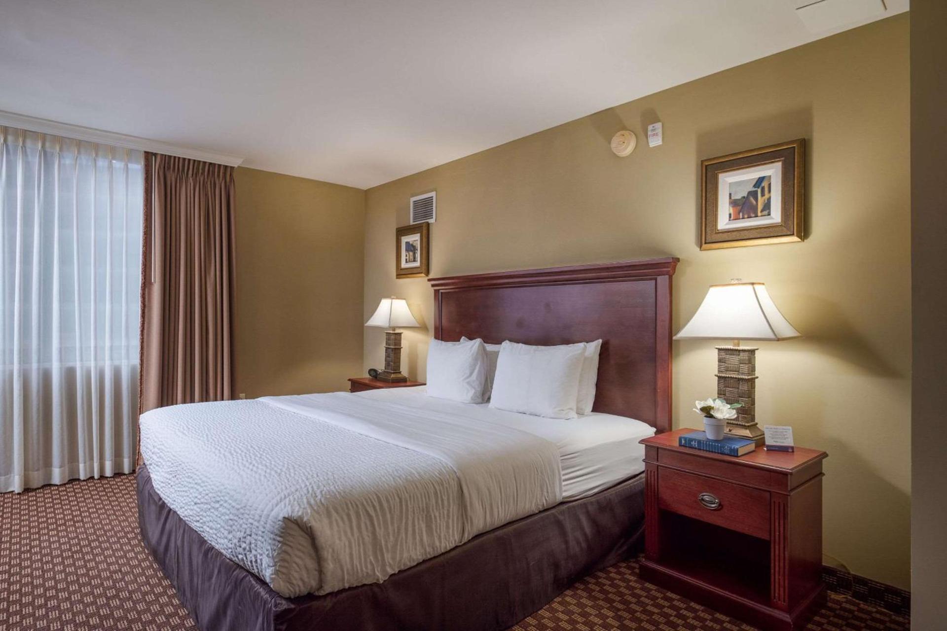 Clarion Collection Hotel Arlington Court Suites photo 41