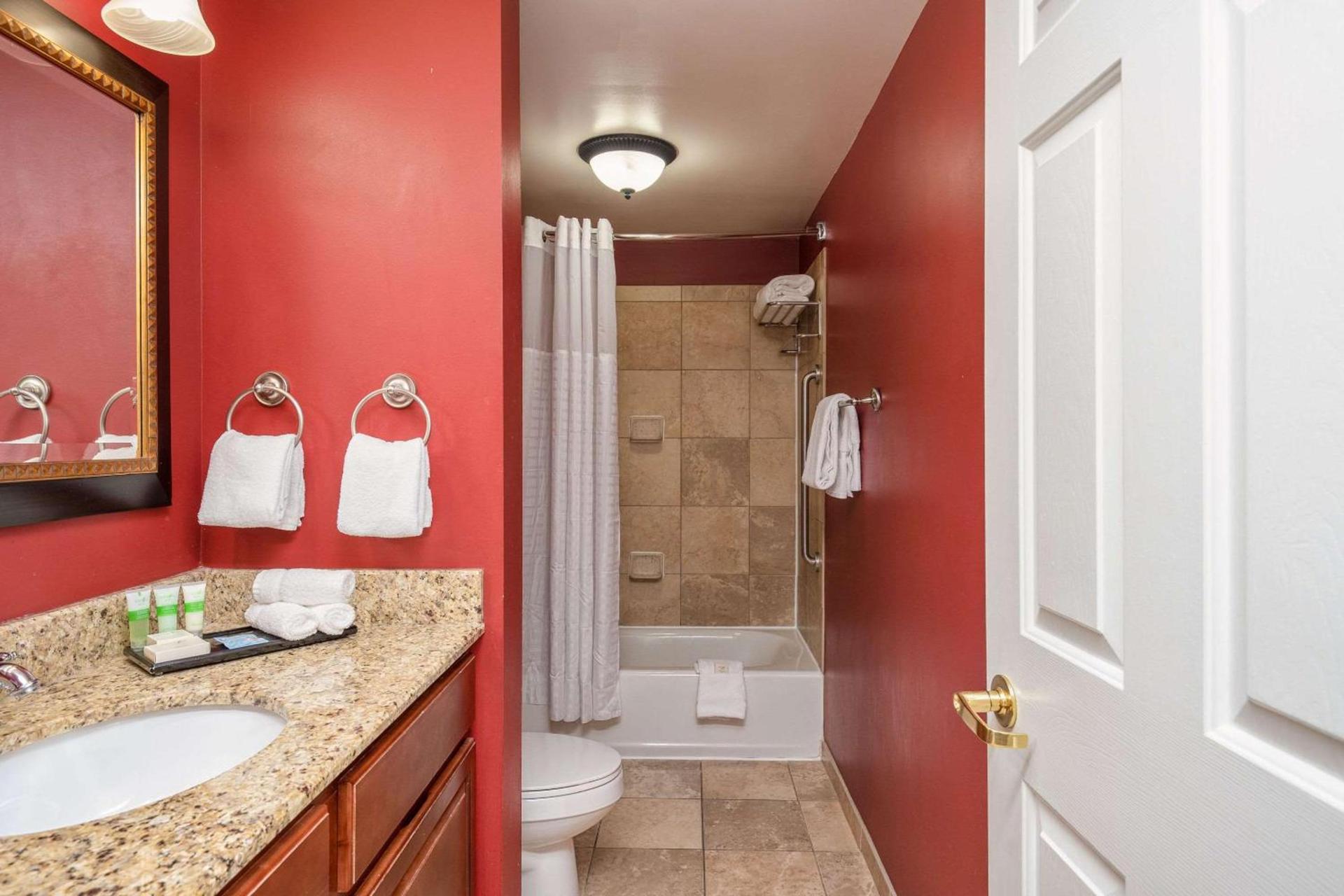 Clarion Collection Hotel Arlington Court Suites photo 42