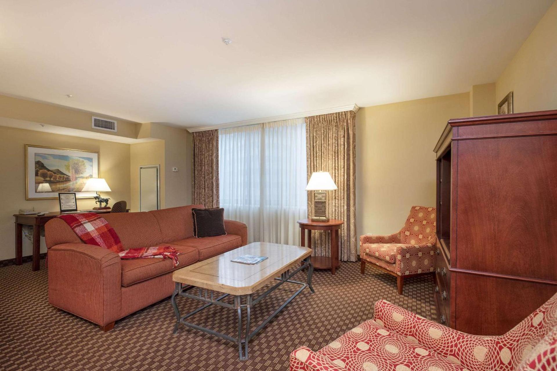 Clarion Collection Hotel Arlington Court Suites photo 44