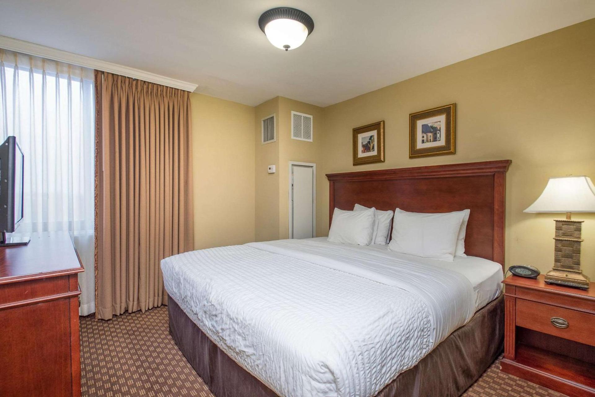 Clarion Collection Hotel Arlington Court Suites photo 46
