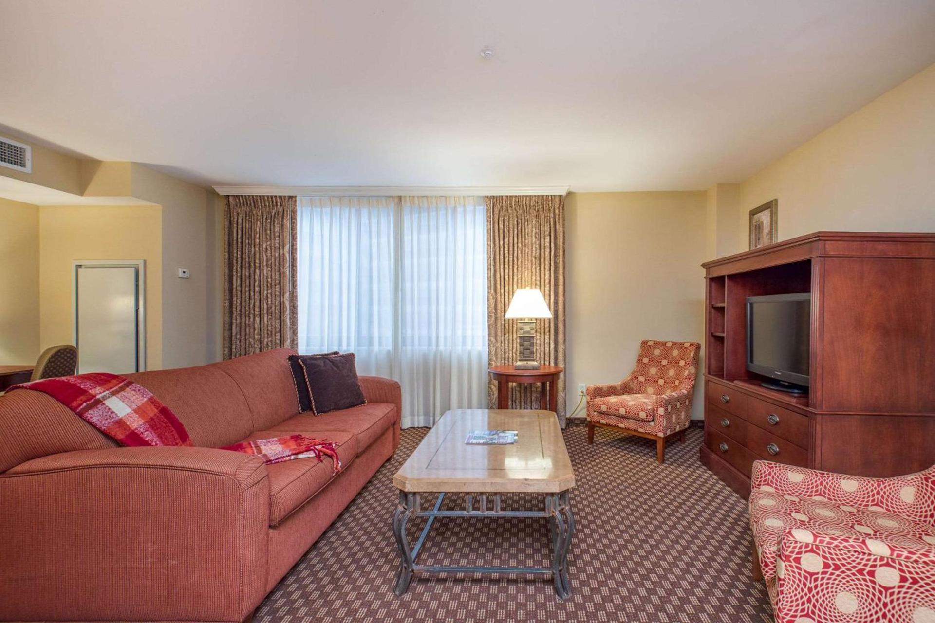 Clarion Collection Hotel Arlington Court Suites photo 43
