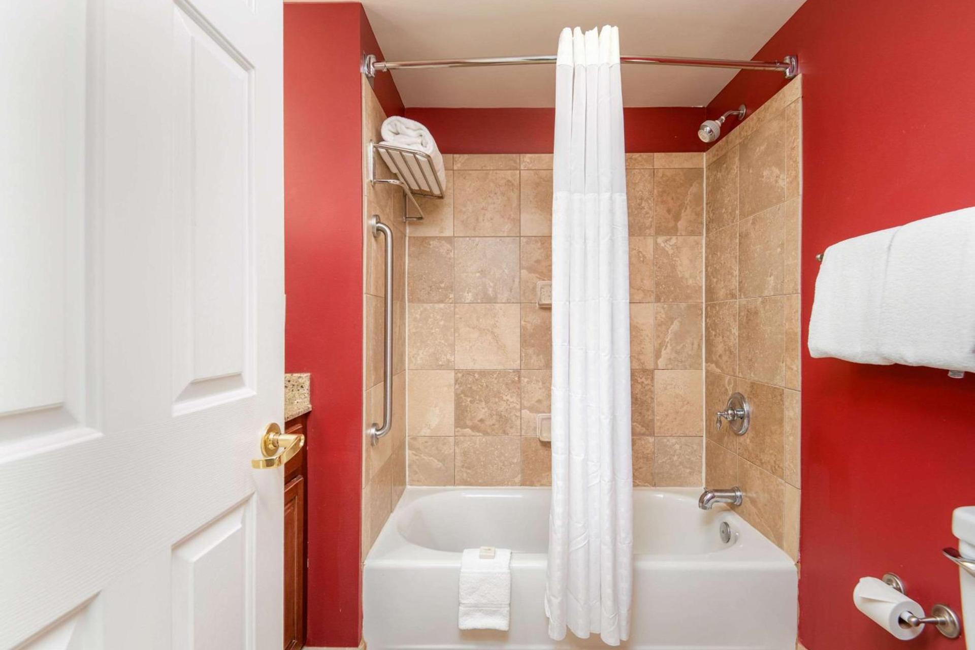 Clarion Collection Hotel Arlington Court Suites photo 47