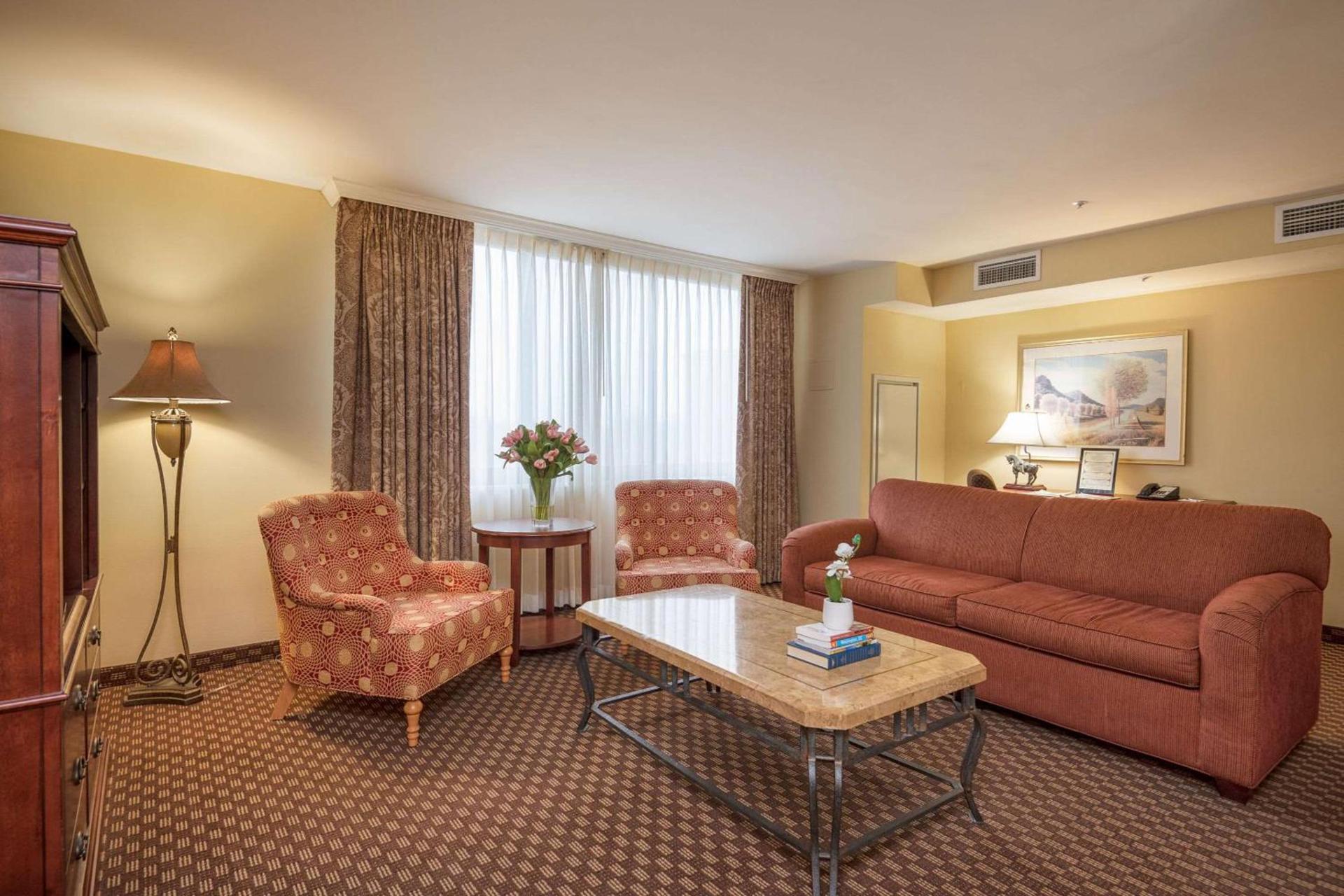 Clarion Collection Hotel Arlington Court Suites photo 49