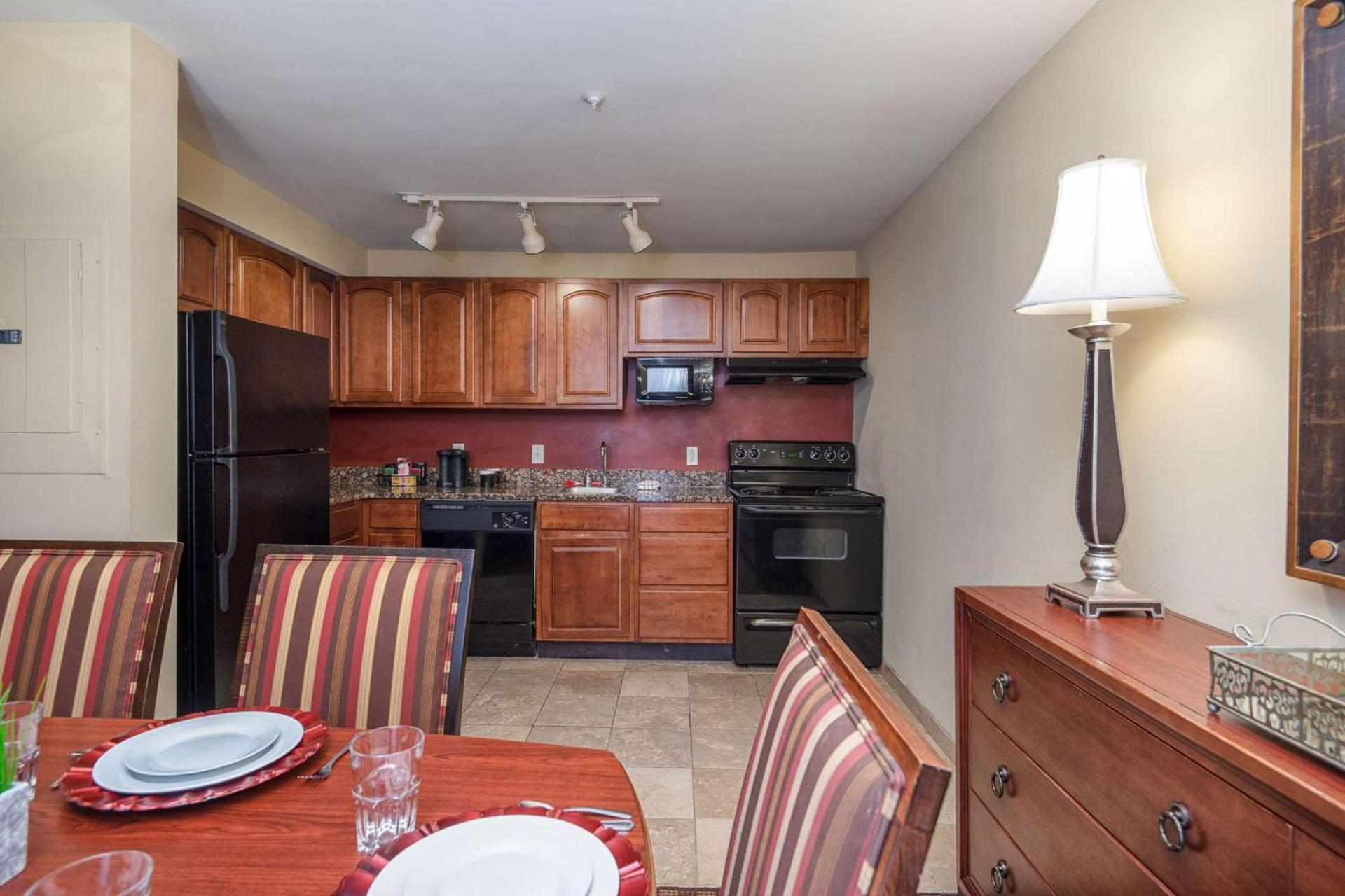 Clarion Collection Hotel Arlington Court Suites photo 51