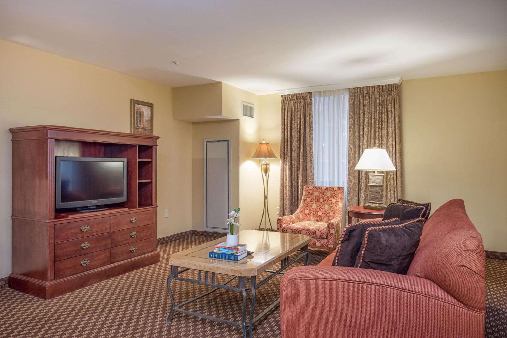 Clarion Collection Hotel Arlington Court Suites photo 56