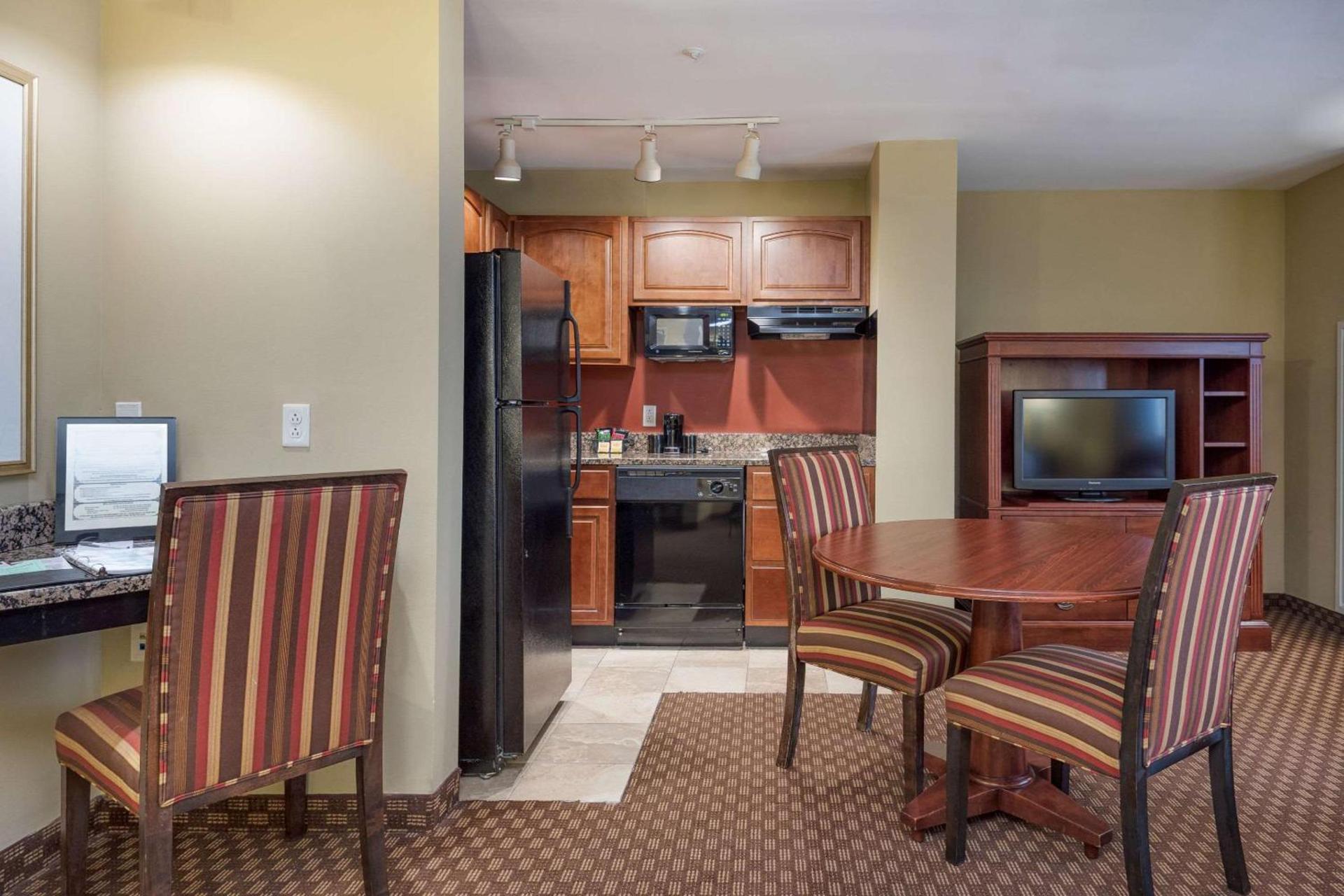 Clarion Collection Hotel Arlington Court Suites photo 57