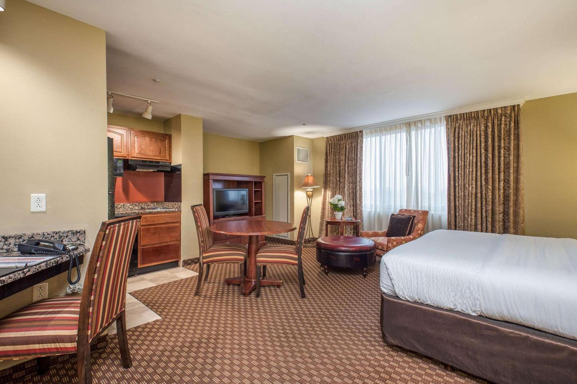 Clarion Collection Hotel Arlington Court Suites photo 59