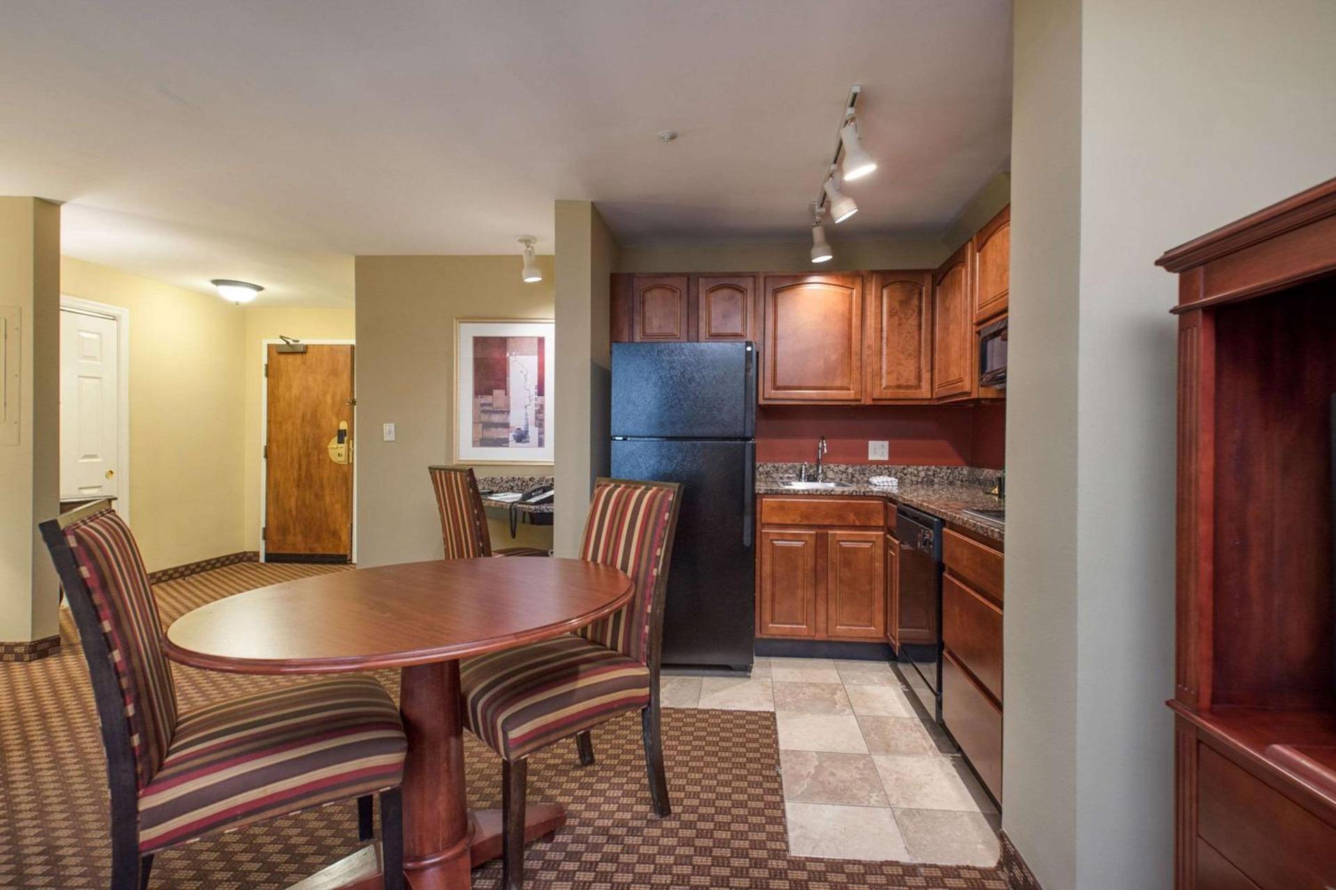 Clarion Collection Hotel Arlington Court Suites photo 60