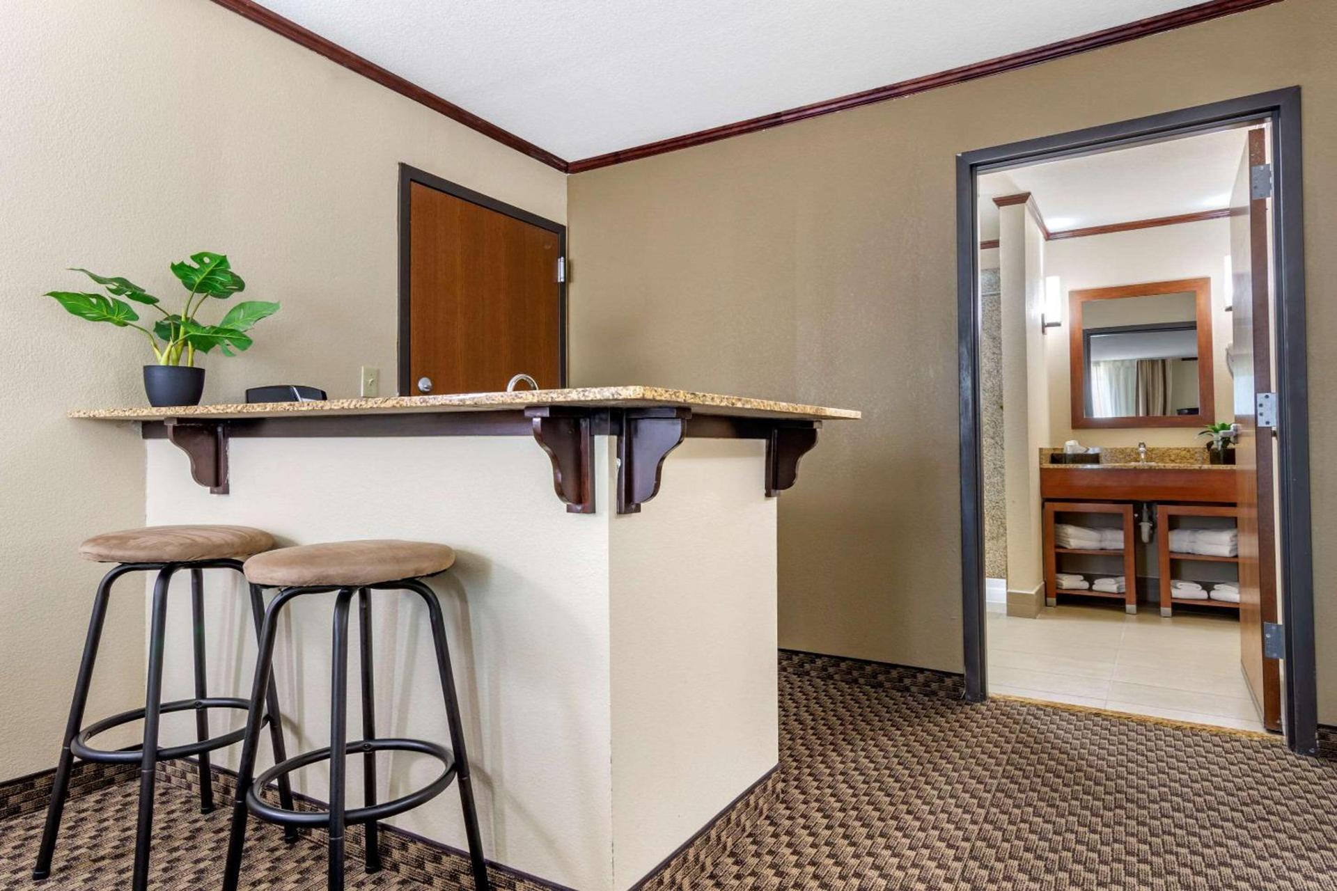 Comfort Suites Manhattan photo 12