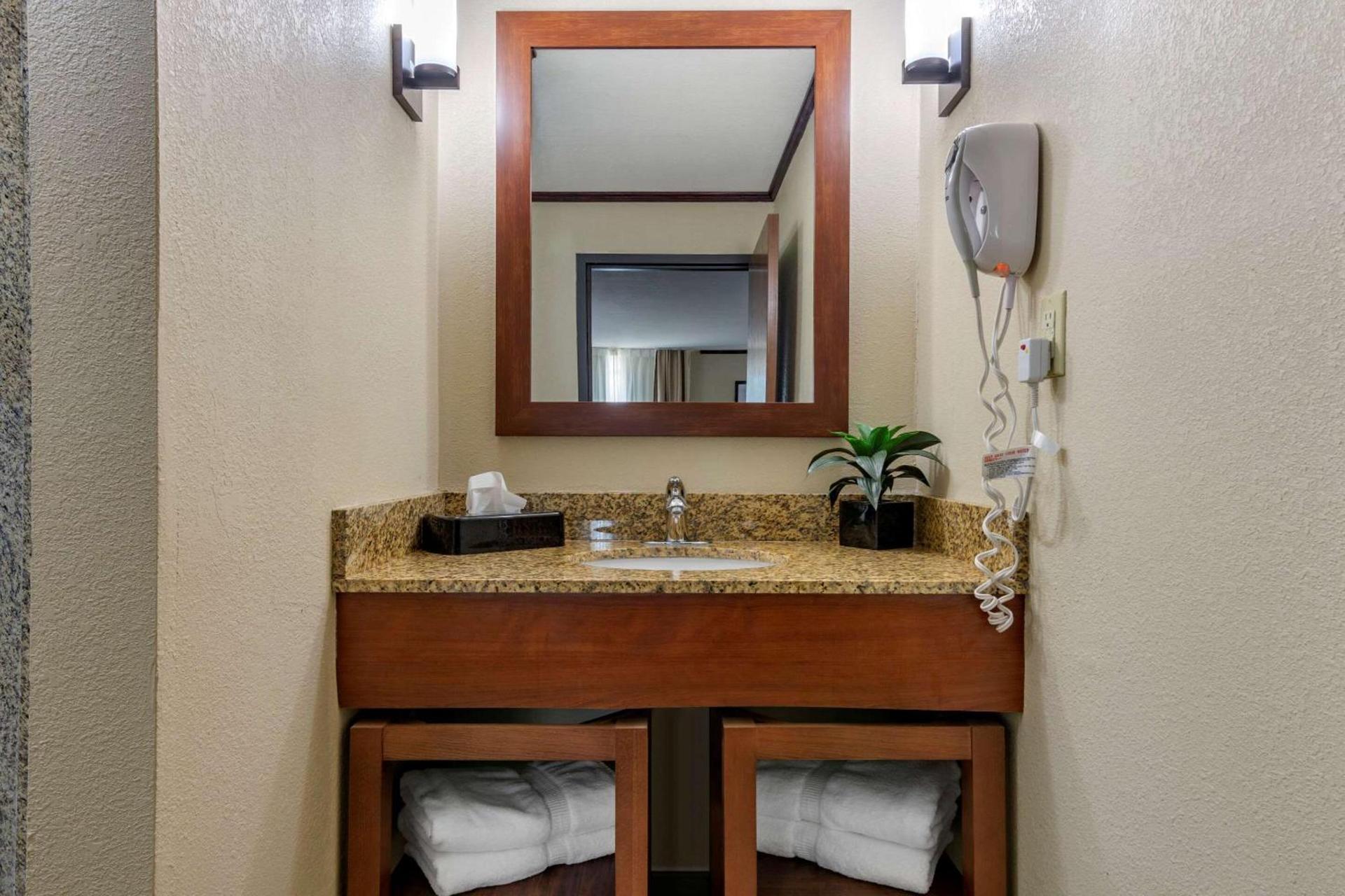 Comfort Suites Manhattan photo 14