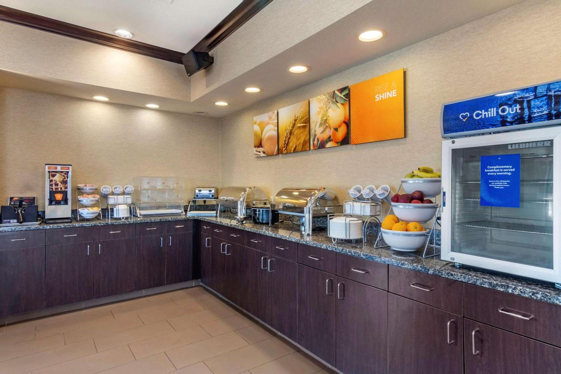 Comfort Suites Manhattan photo 25