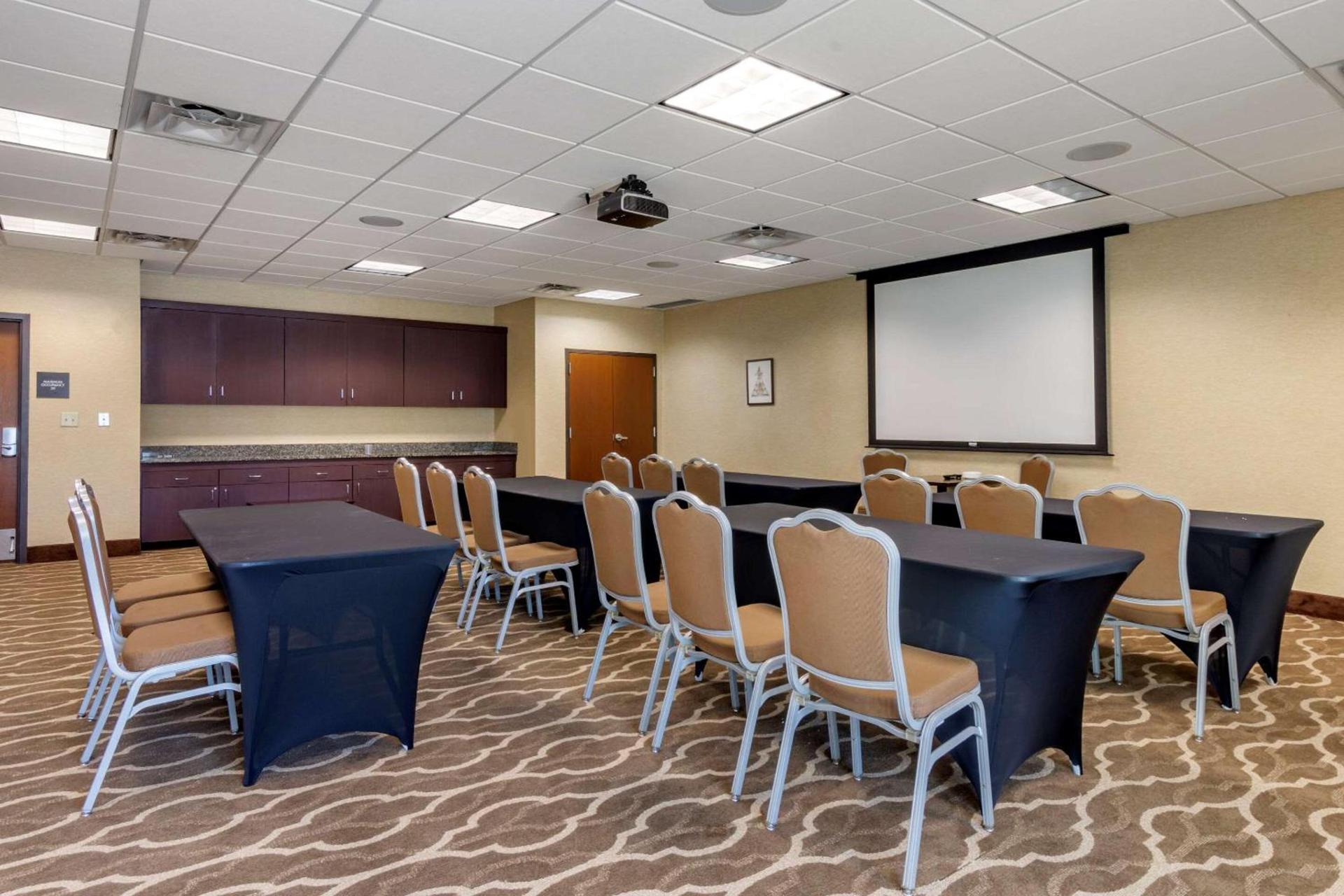 Comfort Suites Manhattan photo 24