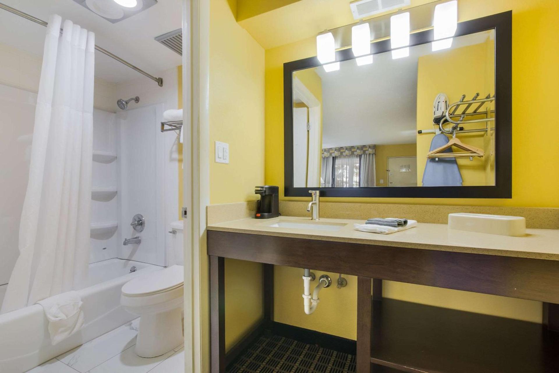 Quality Inn London North photo 8