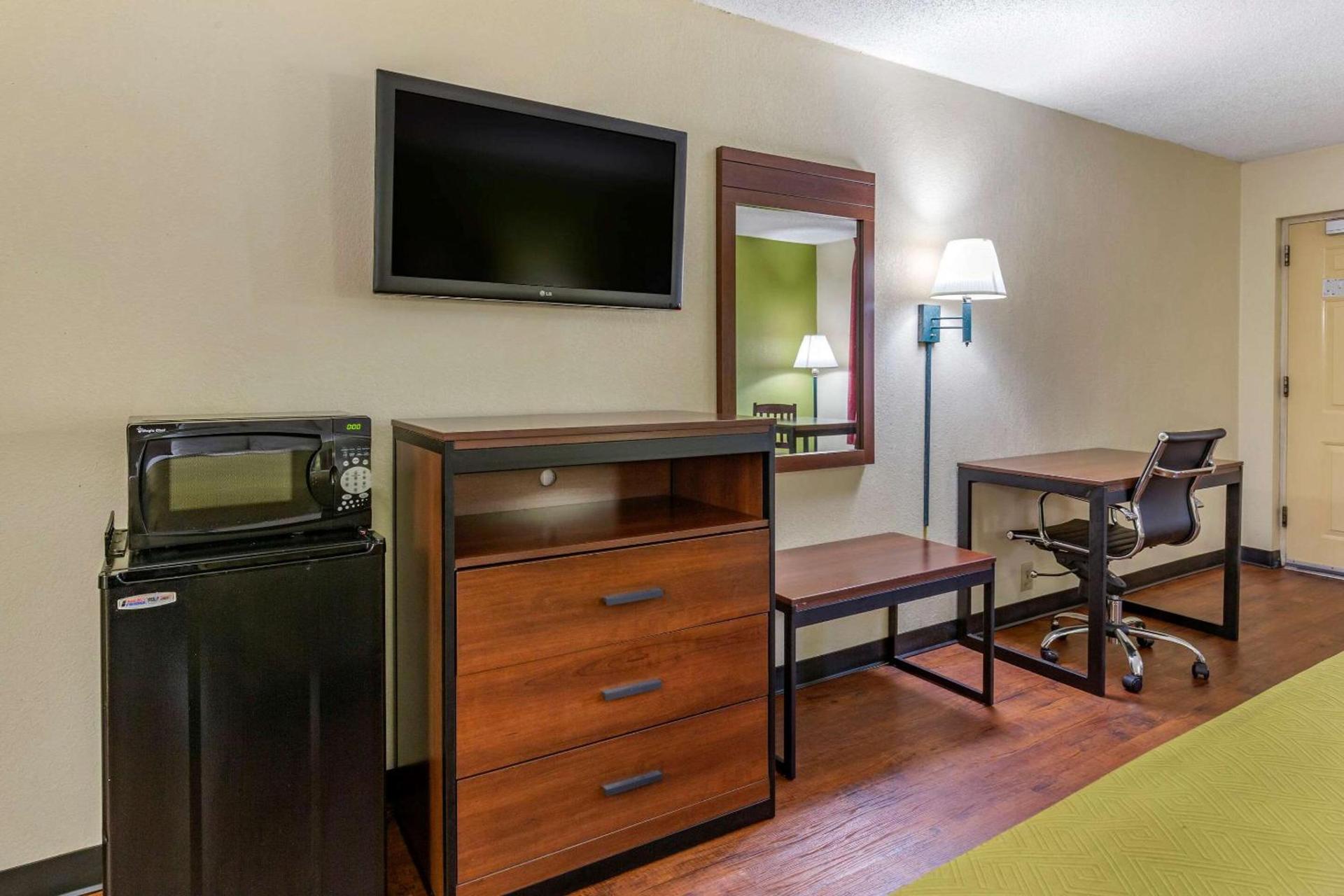Econo Lodge Fayetteville I-95 photo 13