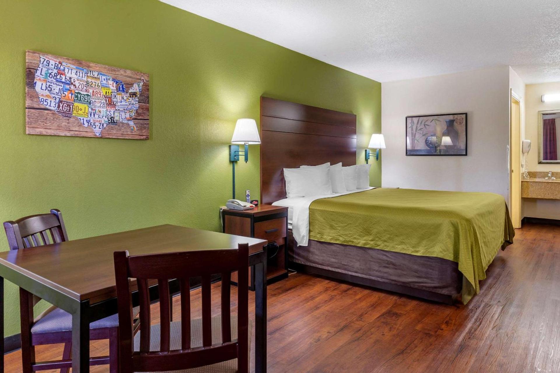 Econo Lodge Fayetteville I-95 photo 14