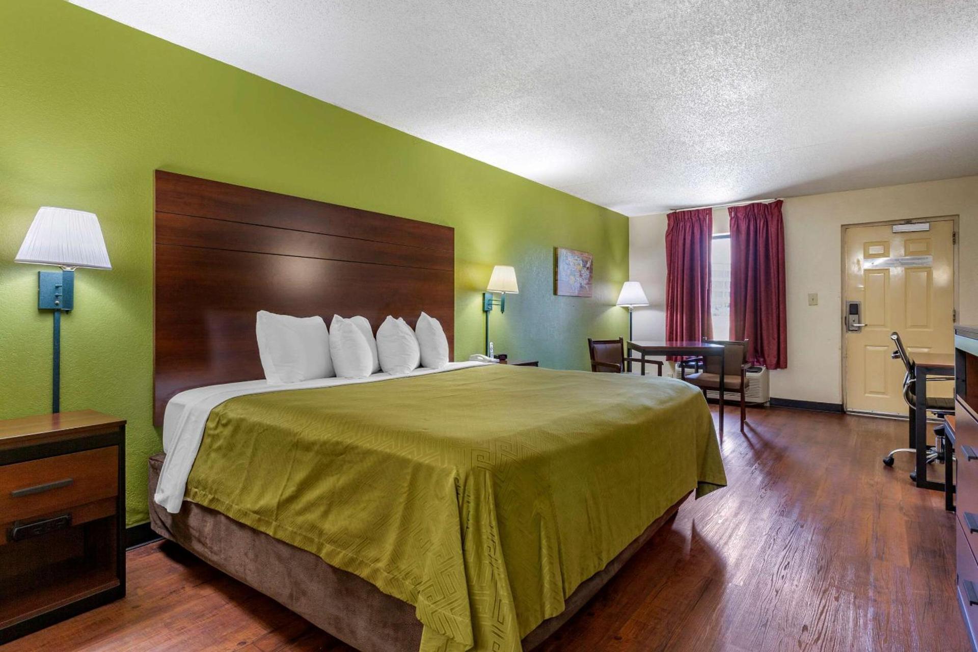 Econo Lodge Fayetteville I-95 photo 16