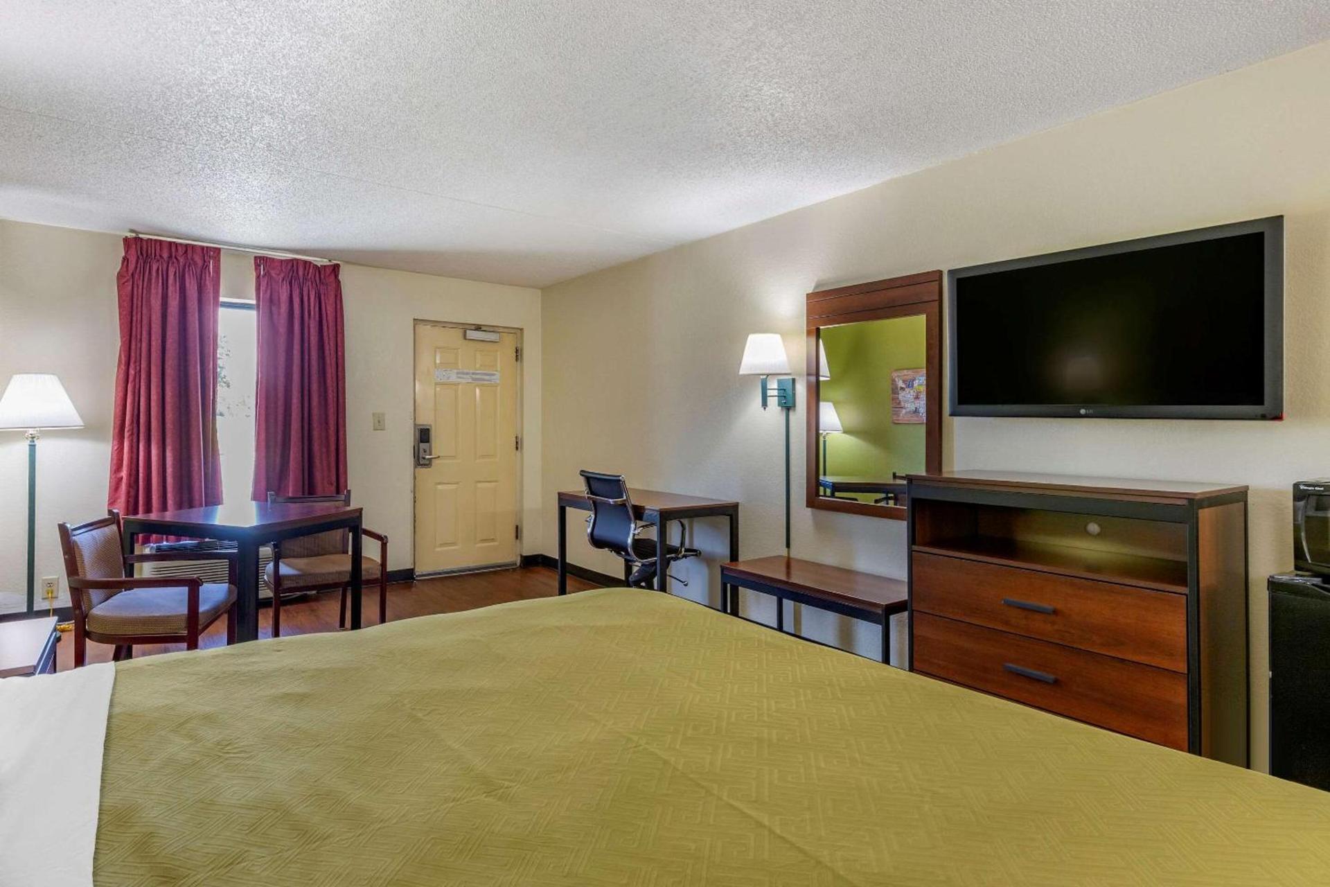 Econo Lodge Fayetteville I-95 photo 17