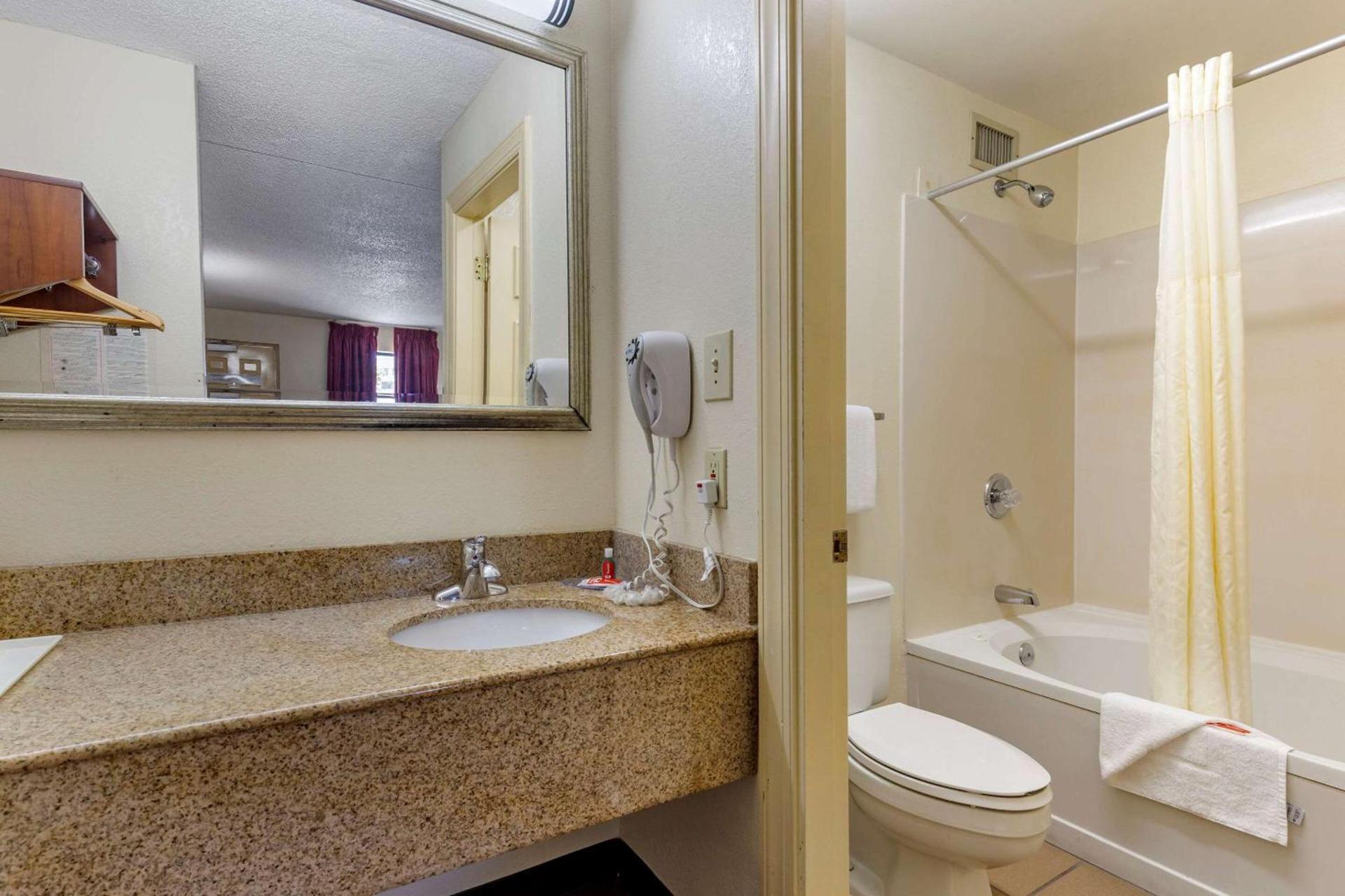 Econo Lodge Fayetteville I-95 photo 19