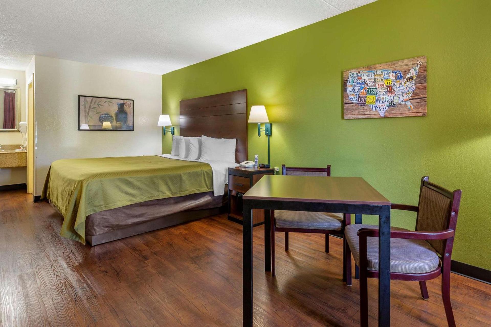 Econo Lodge Fayetteville I-95 photo 18