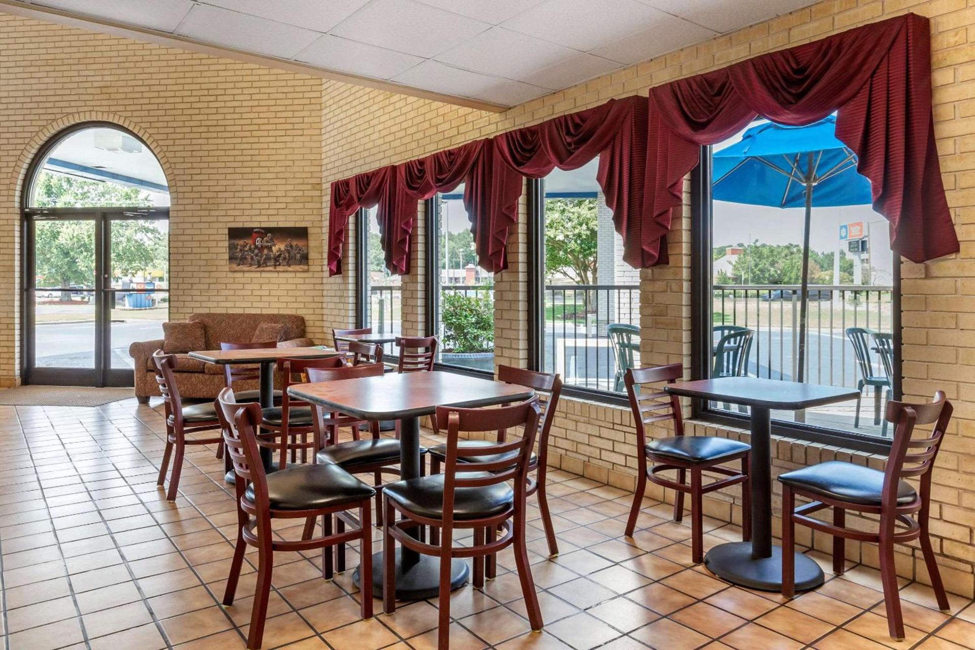 Econo Lodge Fayetteville I-95 photo 23
