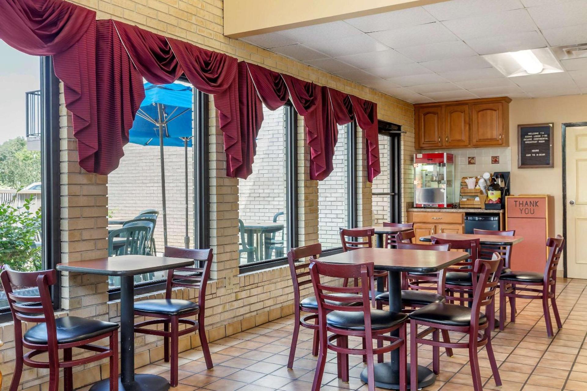 Econo Lodge Fayetteville I-95 photo 27