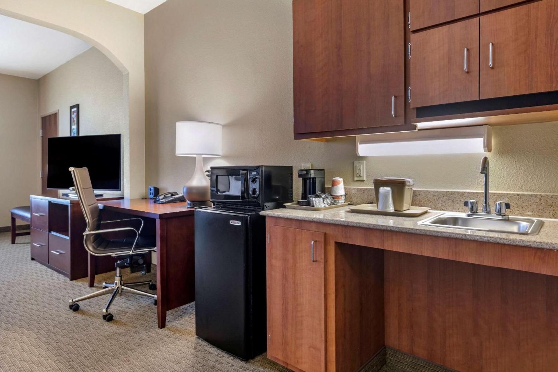 Comfort Suites Waco Near University Area photo 8