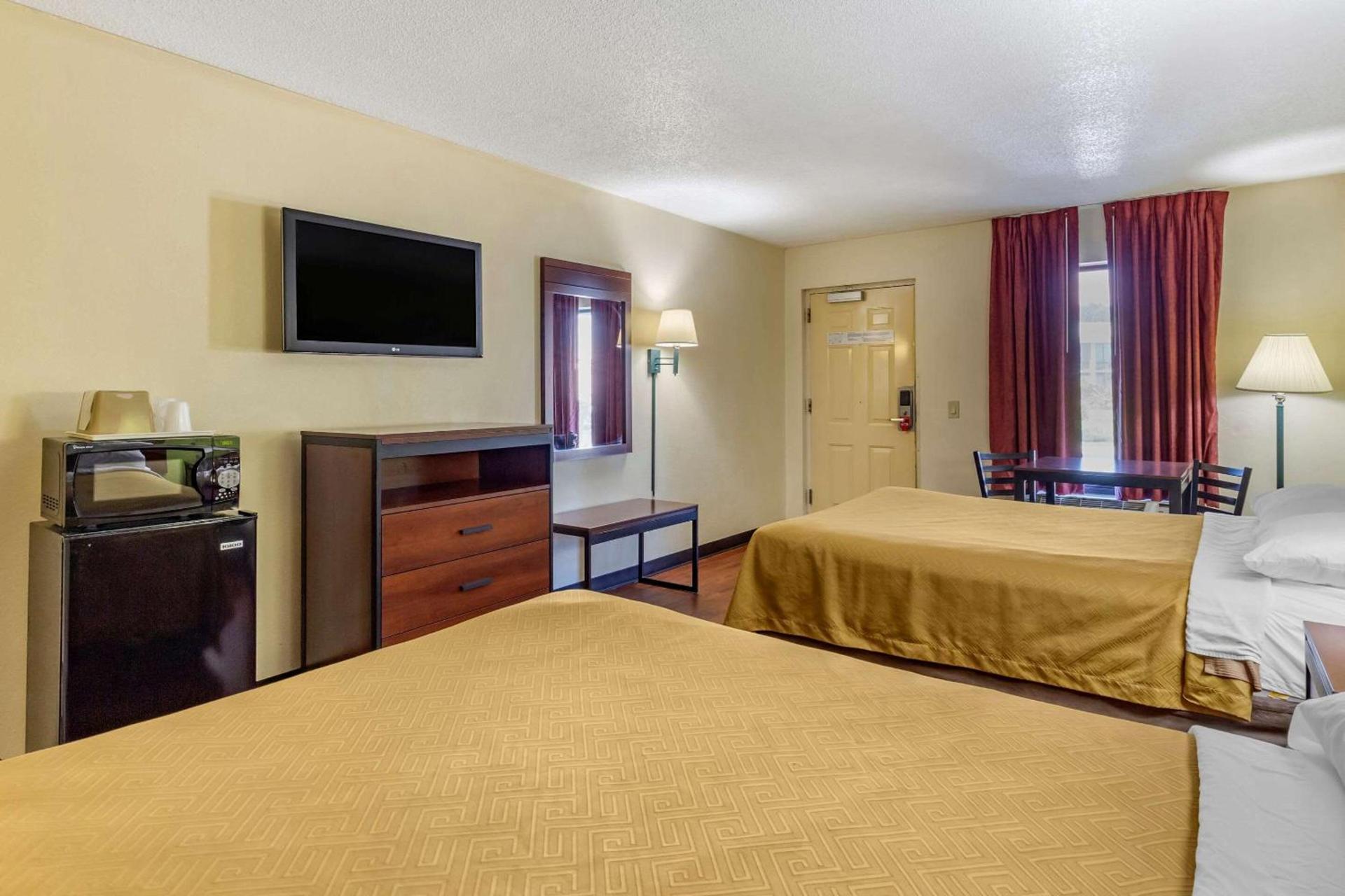 Econo Lodge Fayetteville I-95 photo 9