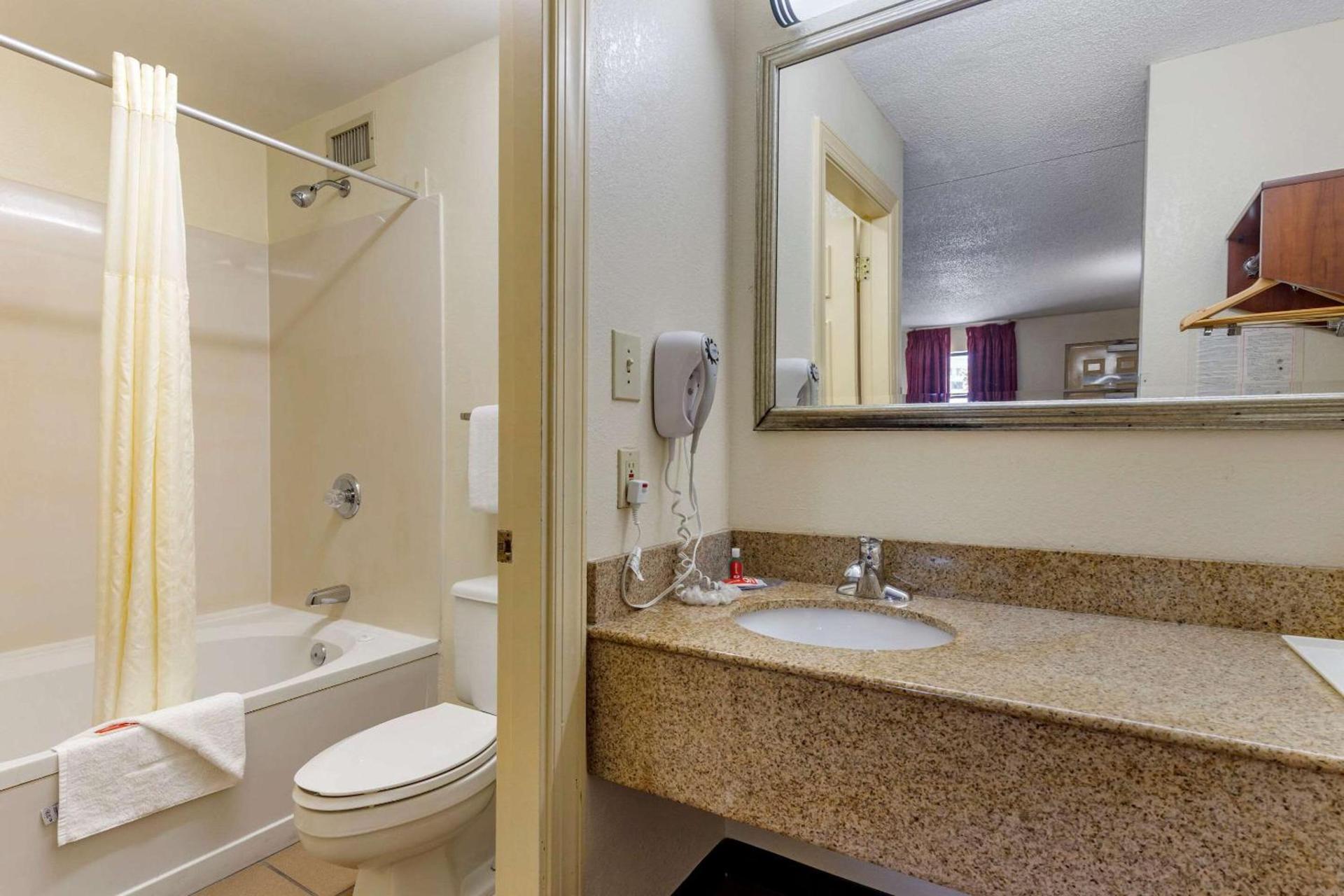 Econo Lodge Fayetteville I-95 photo 15