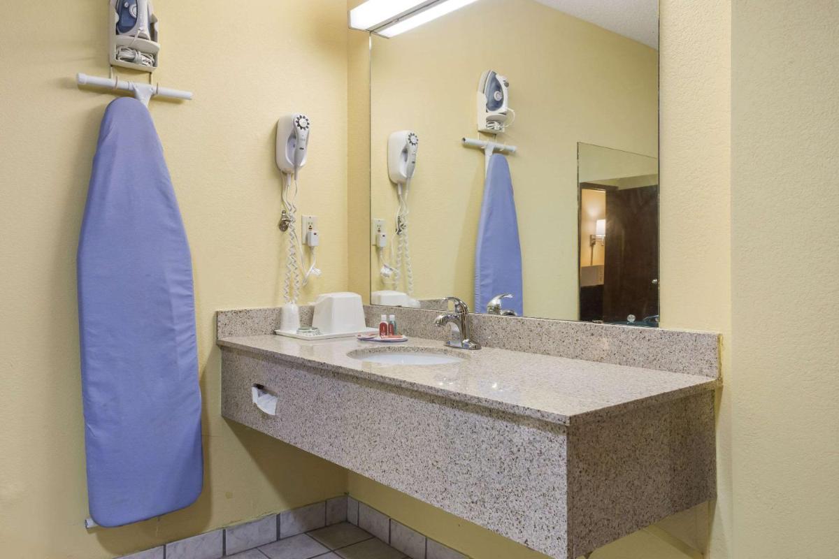 Econo Lodge Saint Robert photo 3