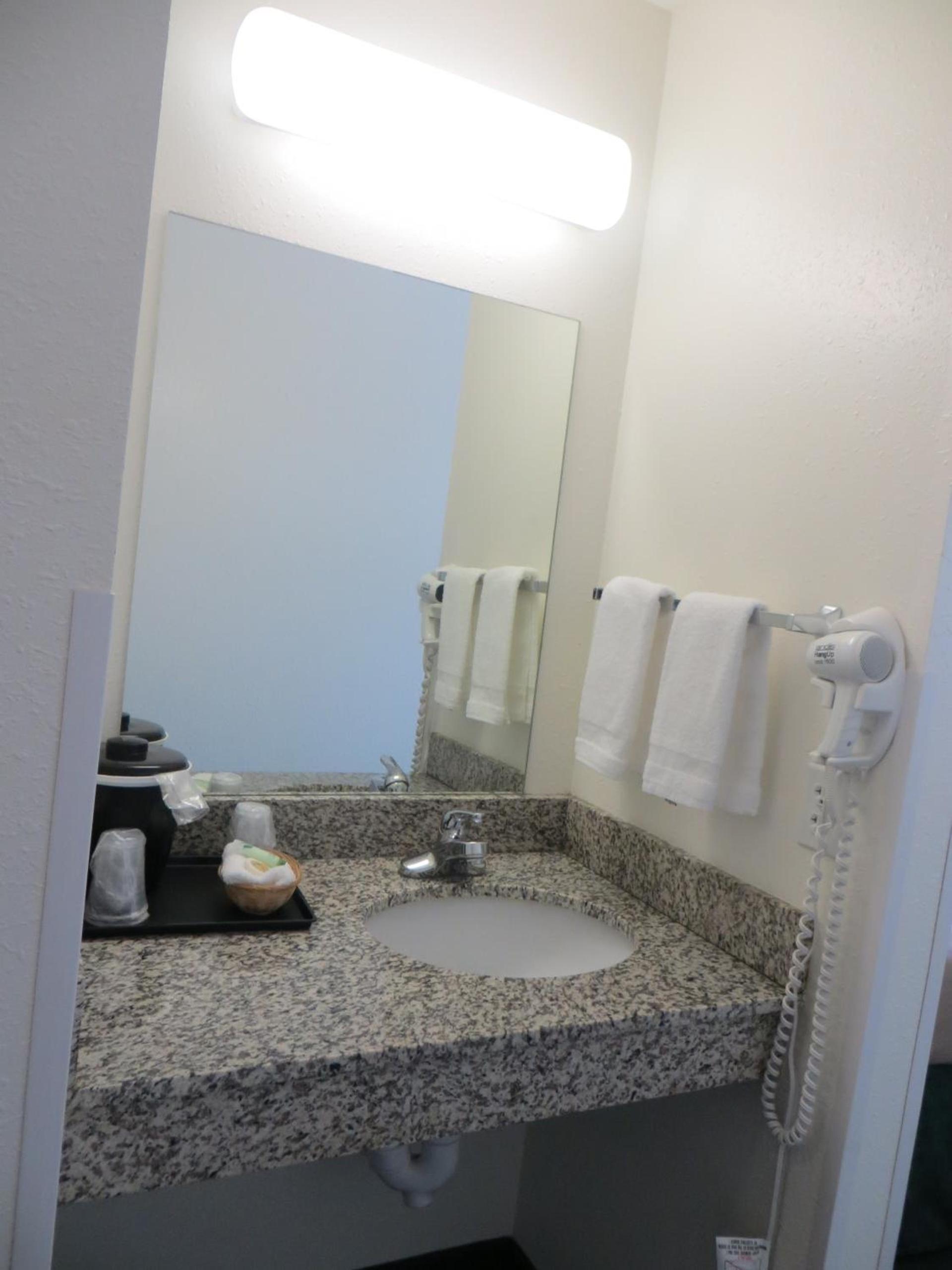 Travelodge by Wyndham Missouri Valley photo 12