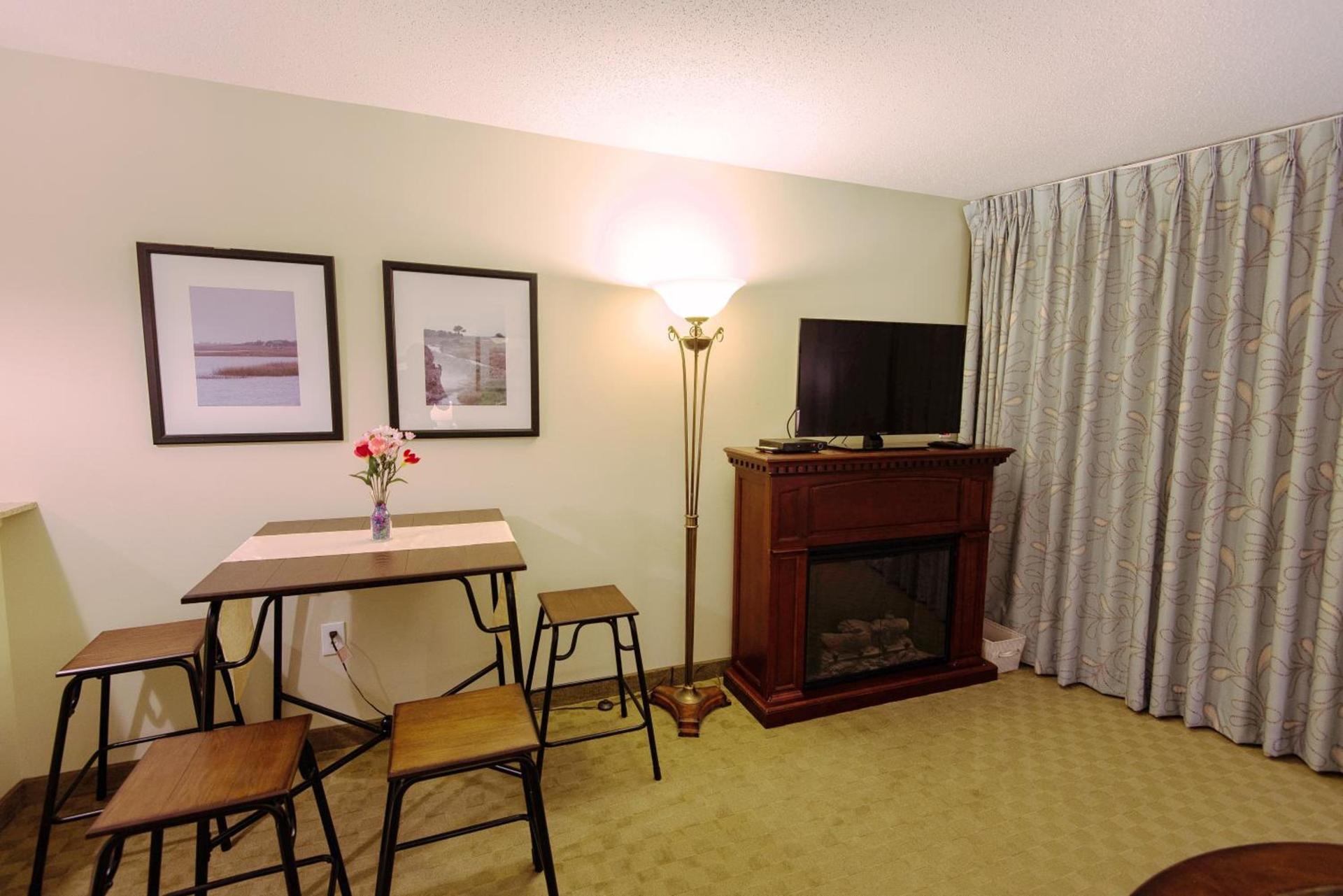 Deluxe Ocean front One Bedroom suite in Sandy Beach Resort photo 14