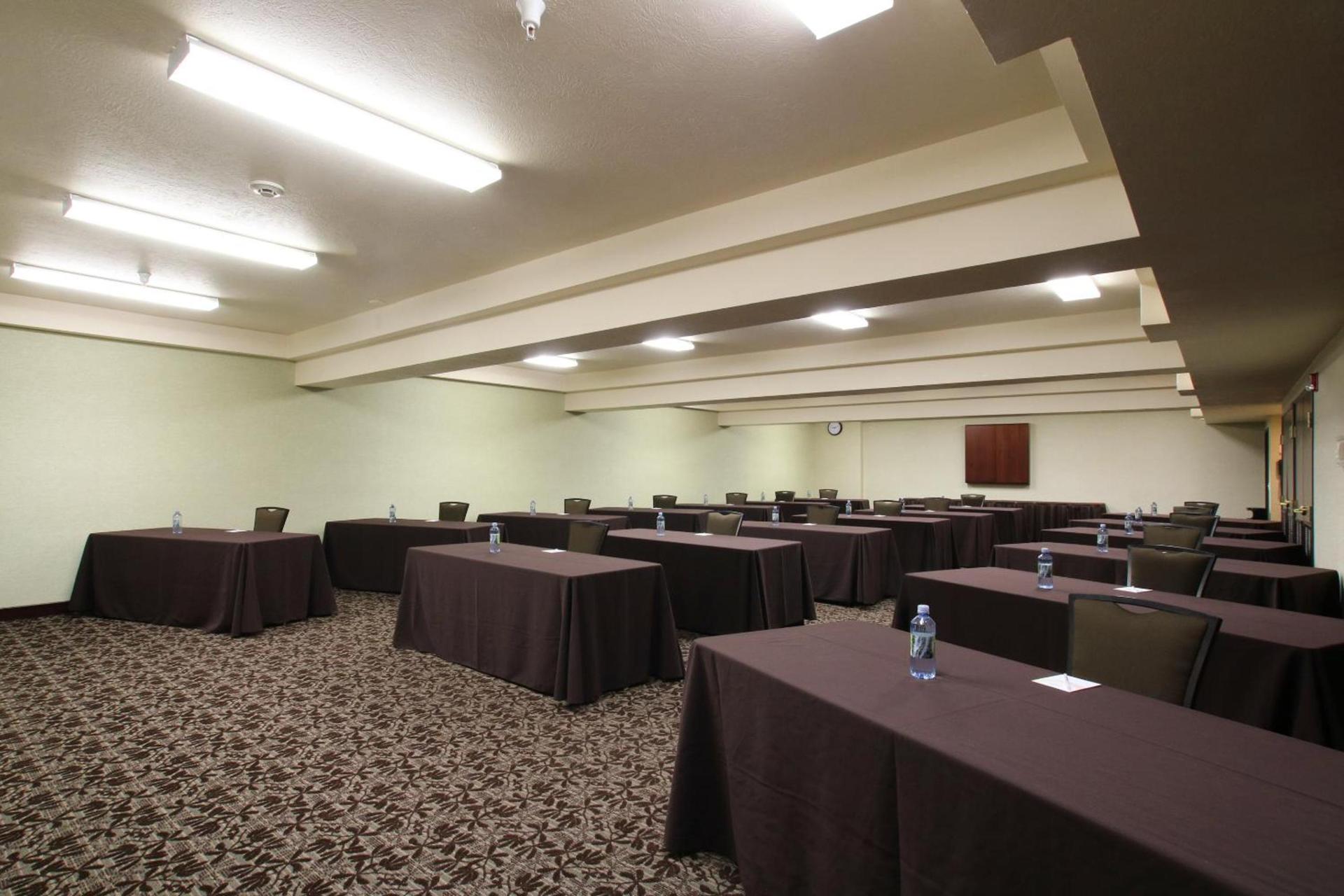Oxford Suites Spokane Valley photo 35
