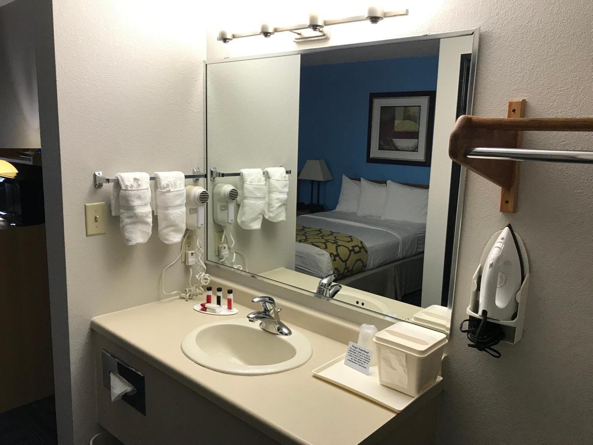 Baymont by Wyndham Marinette photo 12