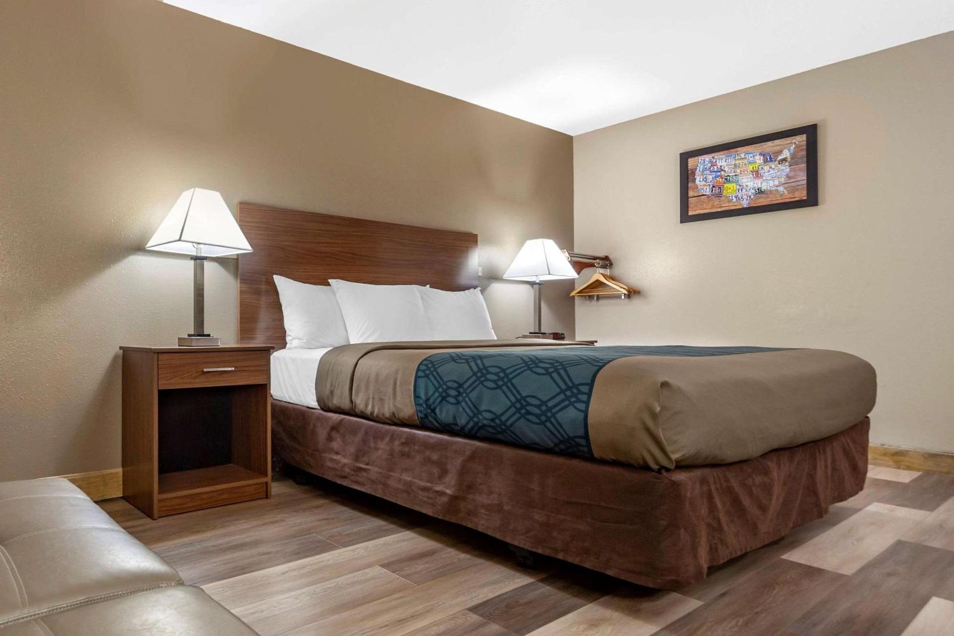 Econo Lodge Hays I-70 photo 13