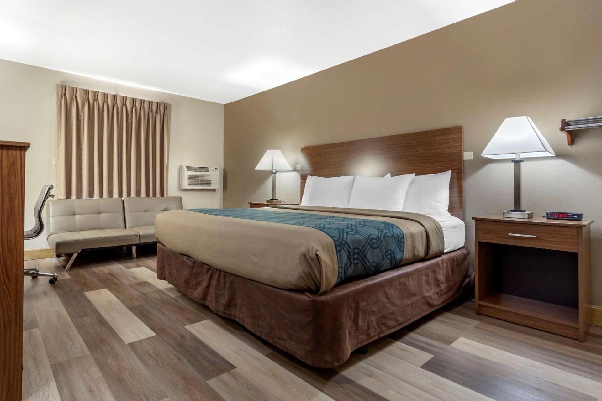 Econo Lodge Hays I-70 photo 14