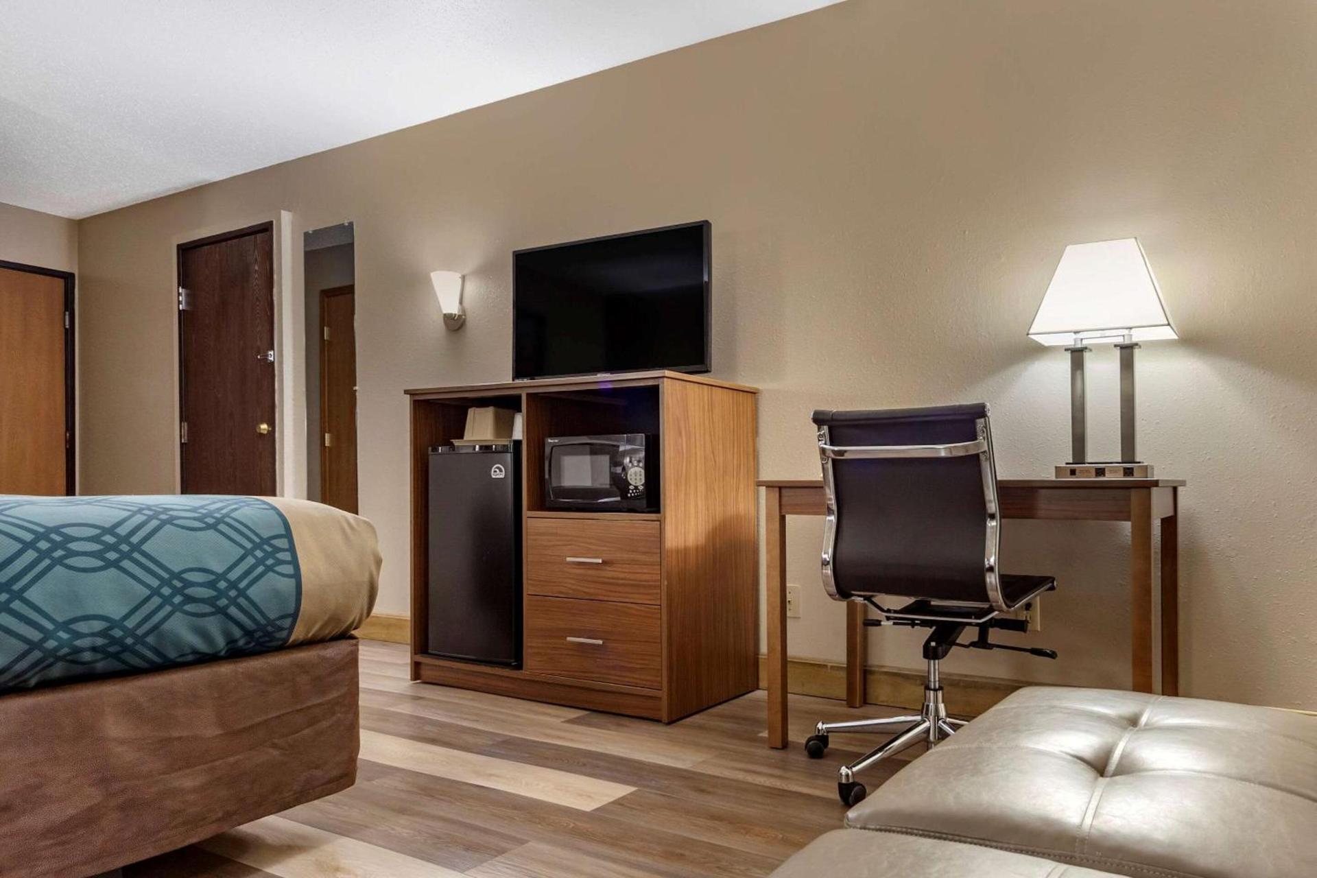 Econo Lodge Hays I-70 photo 15