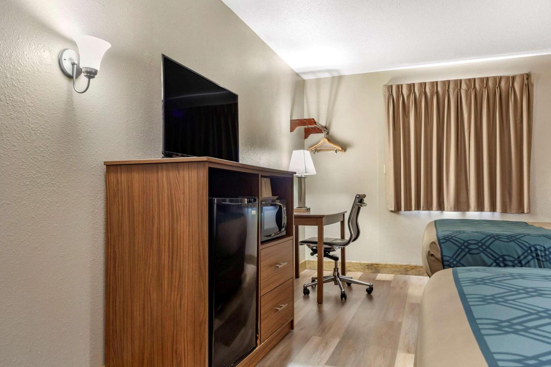 Econo Lodge Hays I-70 photo 18