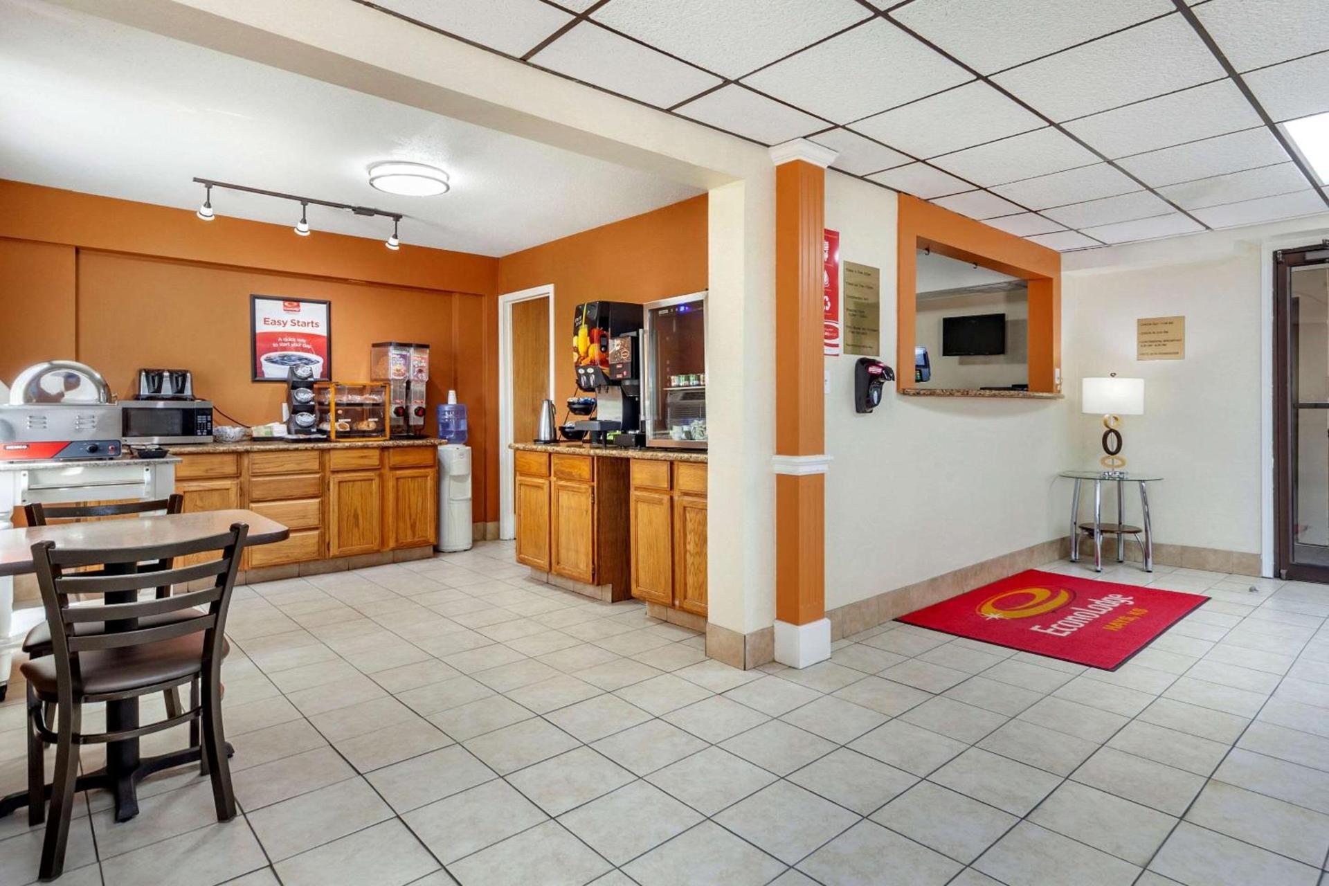 Econo Lodge Hays I-70 photo 27