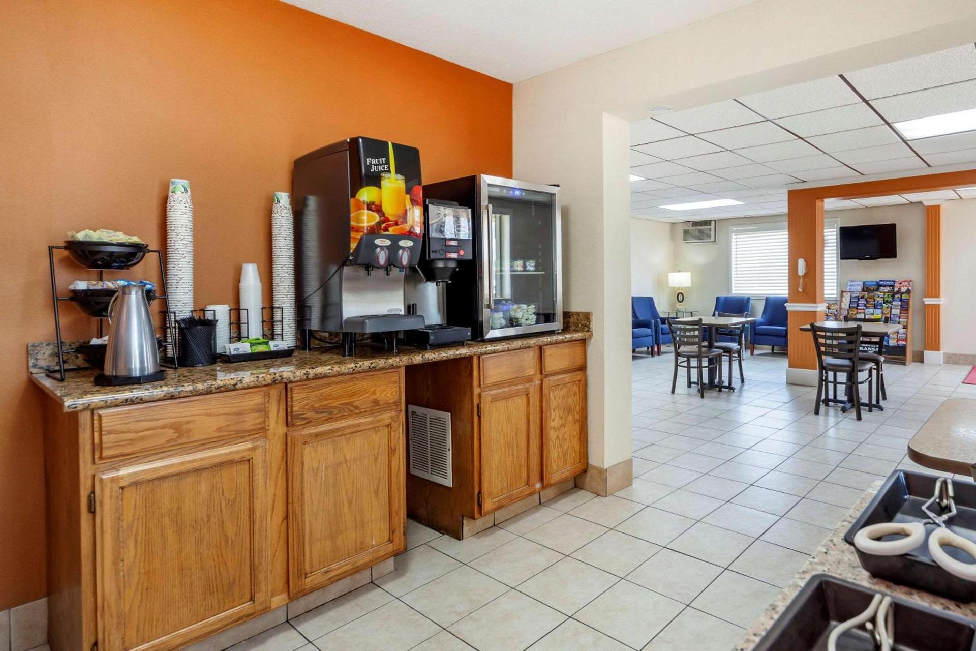 Econo Lodge Hays I-70 photo 28