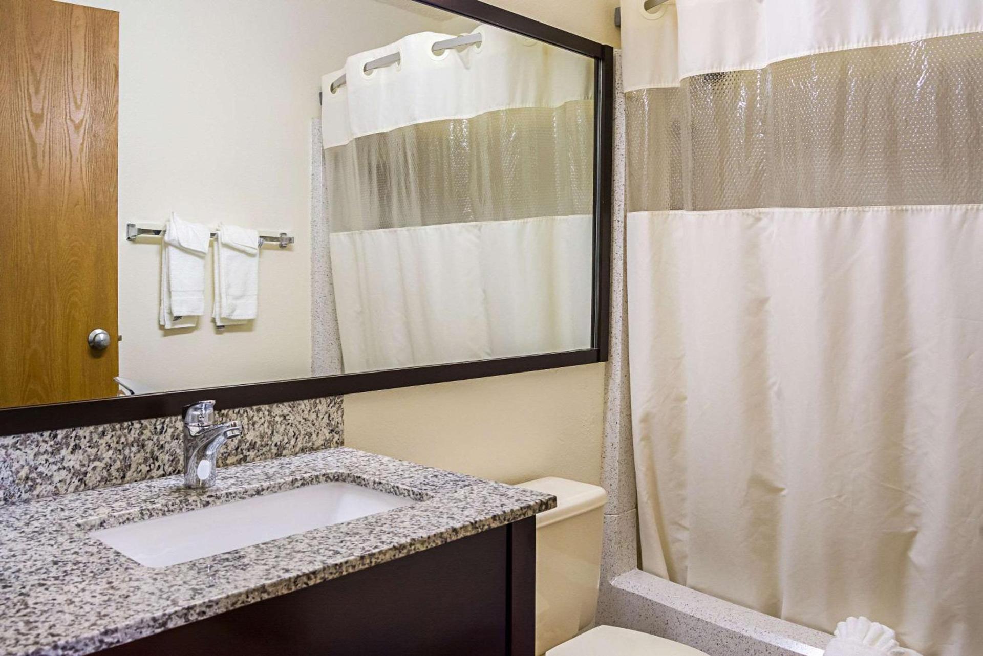 Quality Inn & Suites Clackamas - Portland photo 17