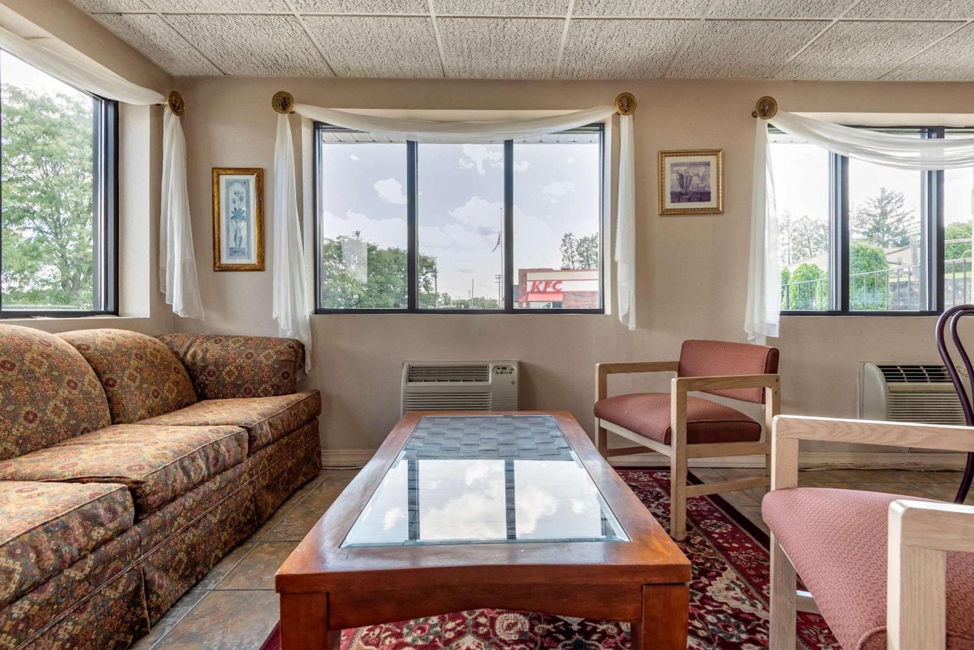 Econo Lodge Dewitt I-90 photo 5